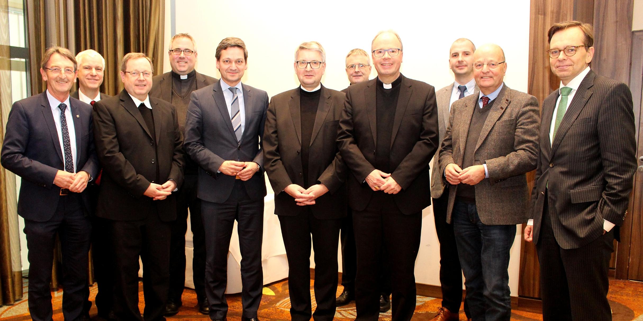 Gruppenfoto mit Bischof Ackermann, Amtsbrüdern und Politikern