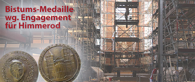 Bistums-Medaille vor Abteikirche eingerüstet