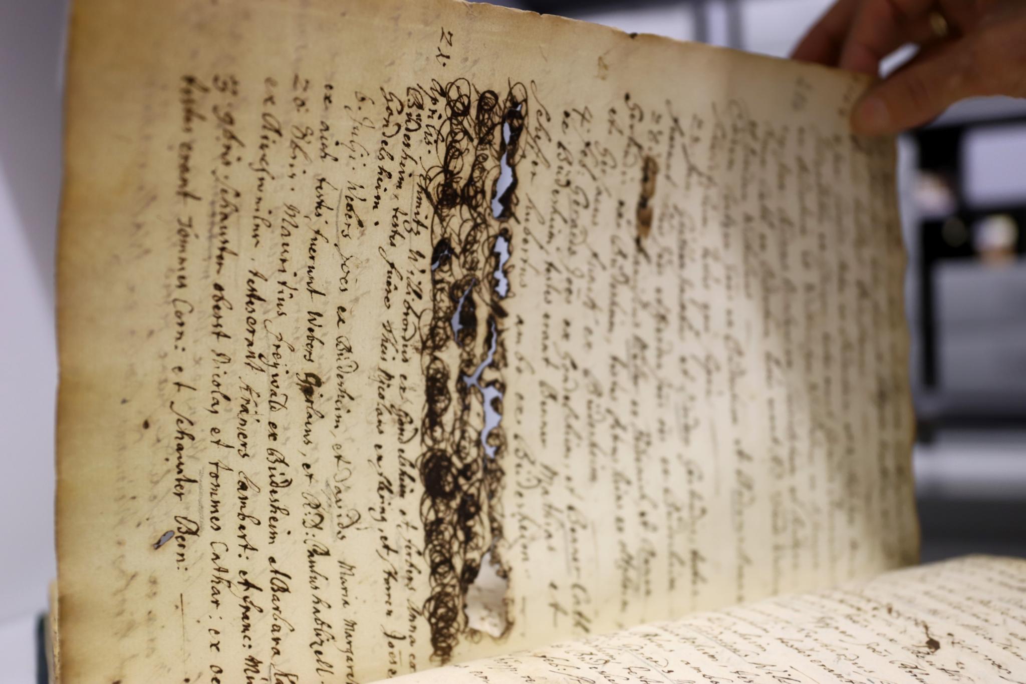 Eisenhaltige Tinte kann sich durch Papier fressen. Auch andere Metallgegenstände, wie Tackernadeln, werden deshalb aus den Dokumenten entfernt.