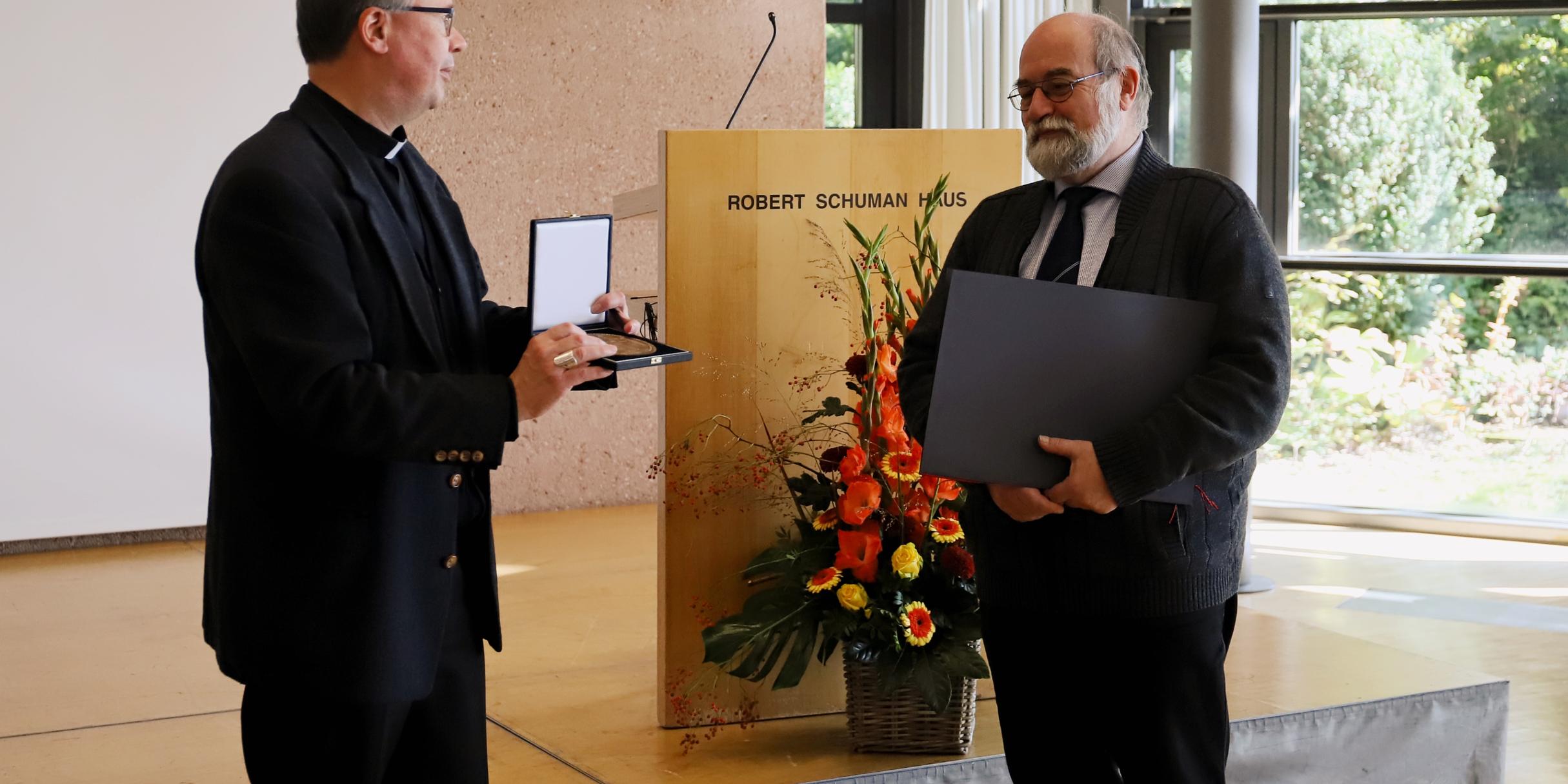 Bischof Dr. Stephan Ackermann verleiht Manfred Thesing (rechts) die Bistumsmedaille. (Foto: Judith Rupp/Bistum Trier)