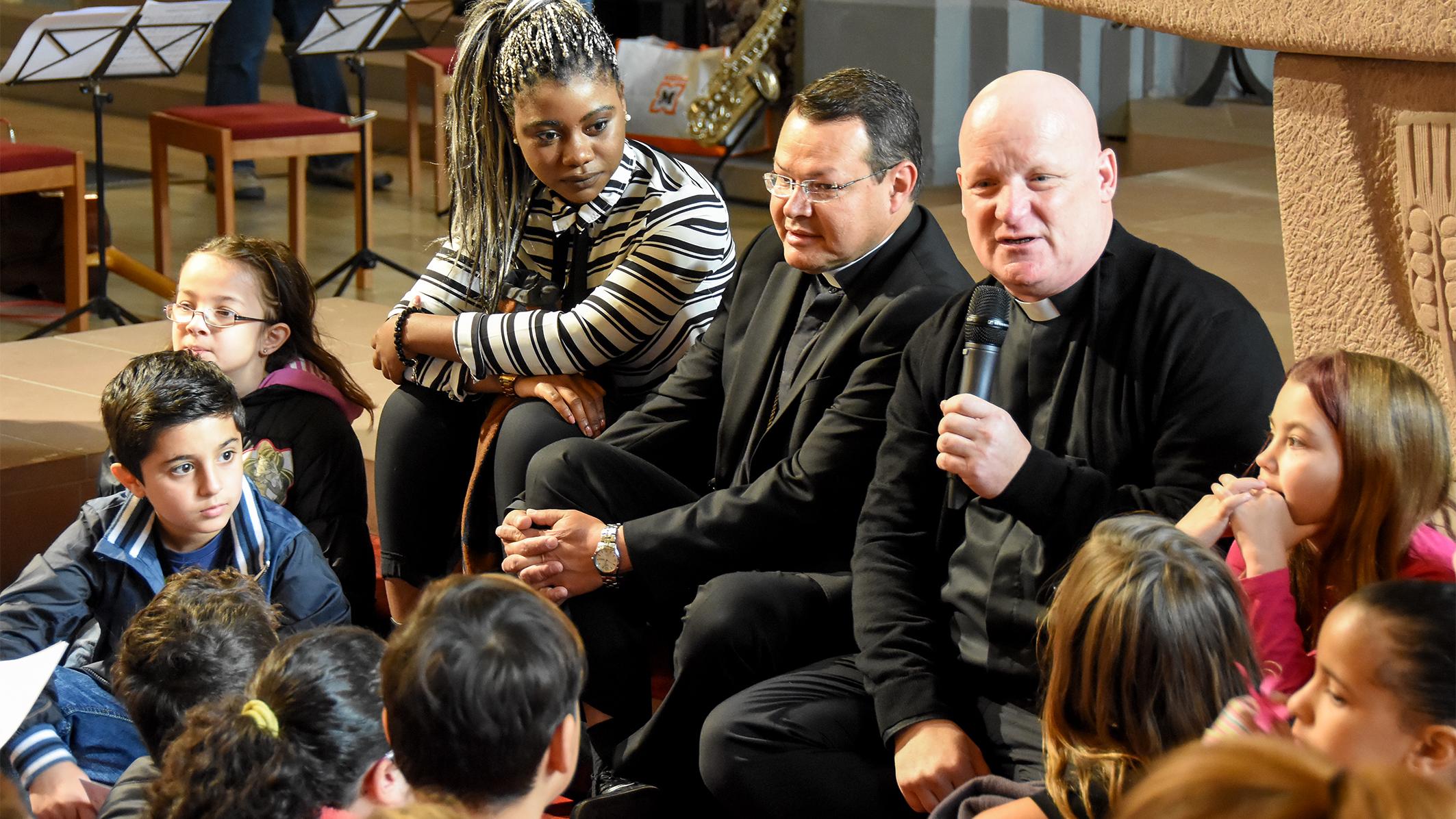 Pfarrer Michael Wilhelm und der Bolivianische Bischof Fernando Bascopé Müller zusammen mit den Erstkommunionkindern in der Kirche St. Marien in Neunkirchen