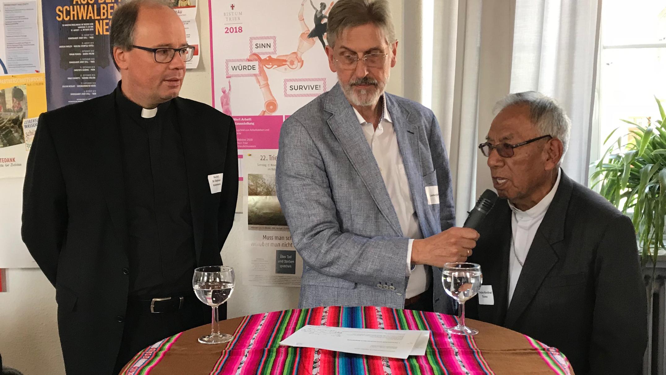 Ludwig Kuhn, Leiter der Diözesanstelle Weltkirche des Bistums Trier, spricht mit dem bolivianischen Kardinal Toribio Ticona Porca (rechts) und dem Trierer Bischof Dr. Stephan Ackermann über die Bolivienpartnerschaft des Bistums.