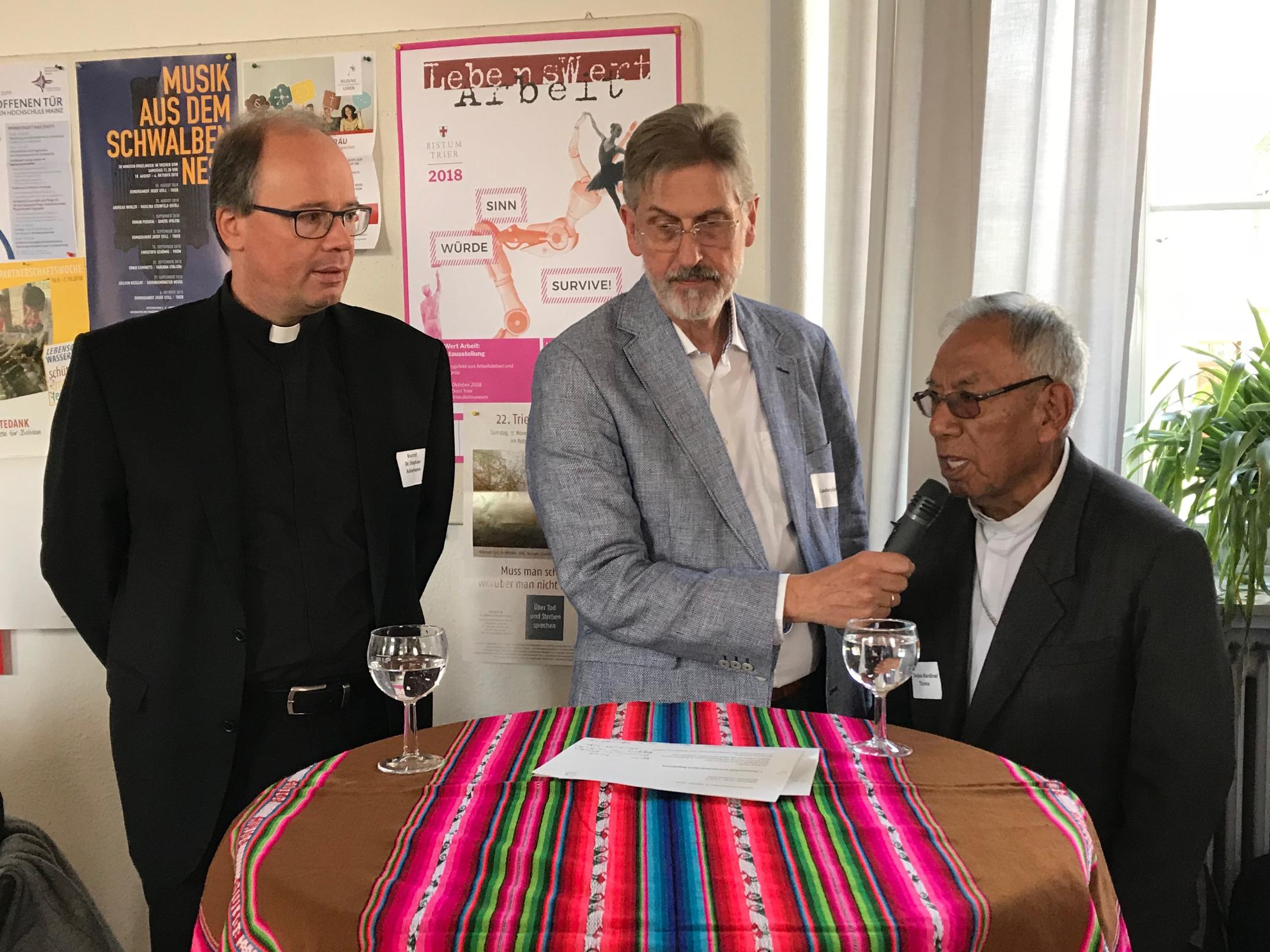 Ludwig Kuhn, Leiter der Diözesanstelle Weltkirche des Bistums Trier, spricht mit dem bolivianischen Kardinal Toribio Ticona Porca (rechts) und dem Trierer Bischof Dr. Stephan Ackermann über die Bolivienpartnerschaft des Bistums.