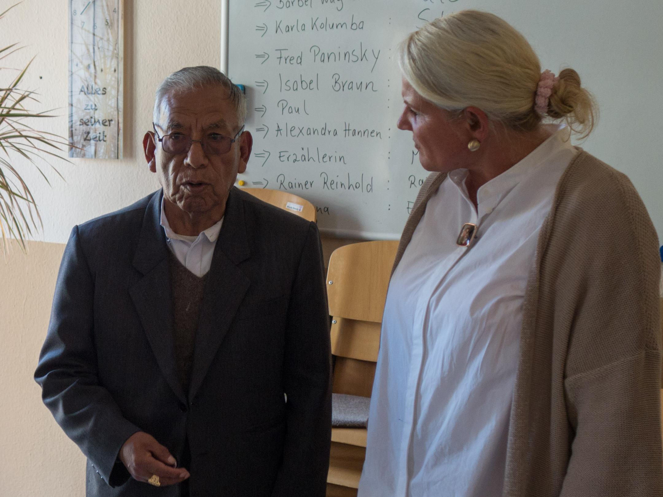 Toribio Ticona im Gespräch mit der Teamleiter der 'Gelben Villa', Christine Haubrich.