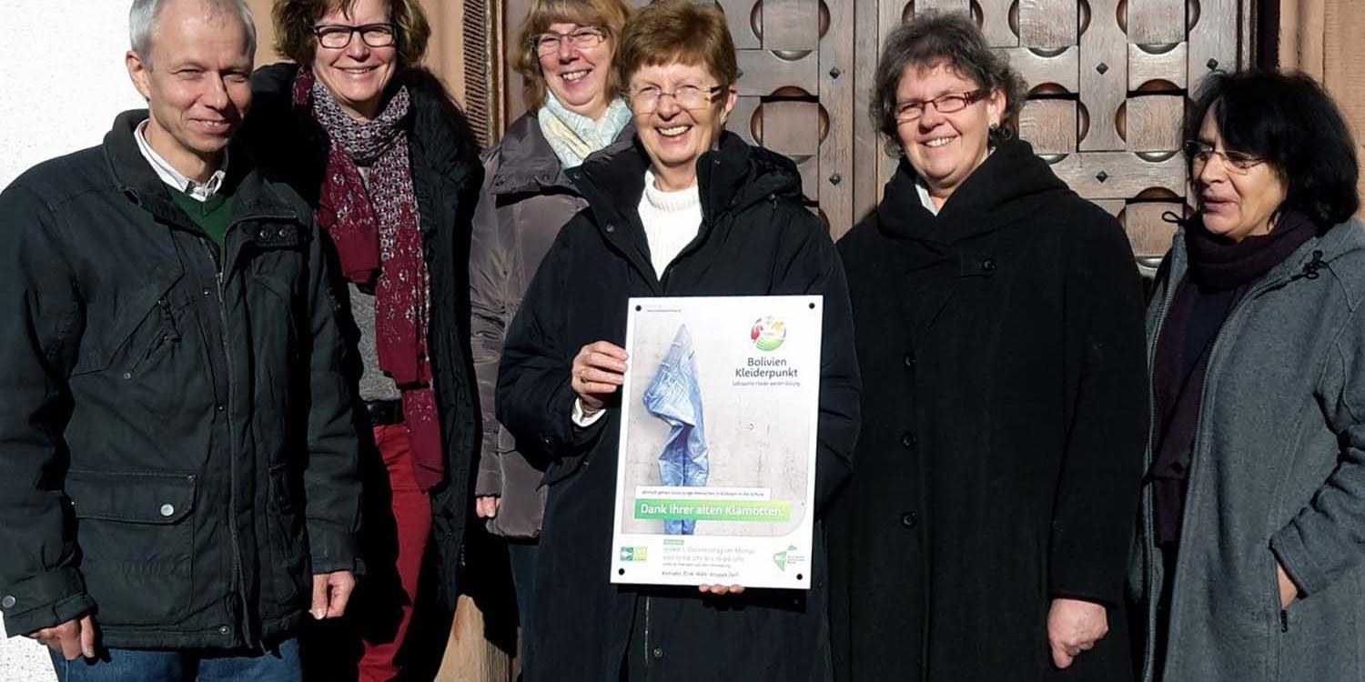 Ein neues Schild für den Kleiderpunkt: Matthias Pohlmann (links) bedankte sich für das Engagement.