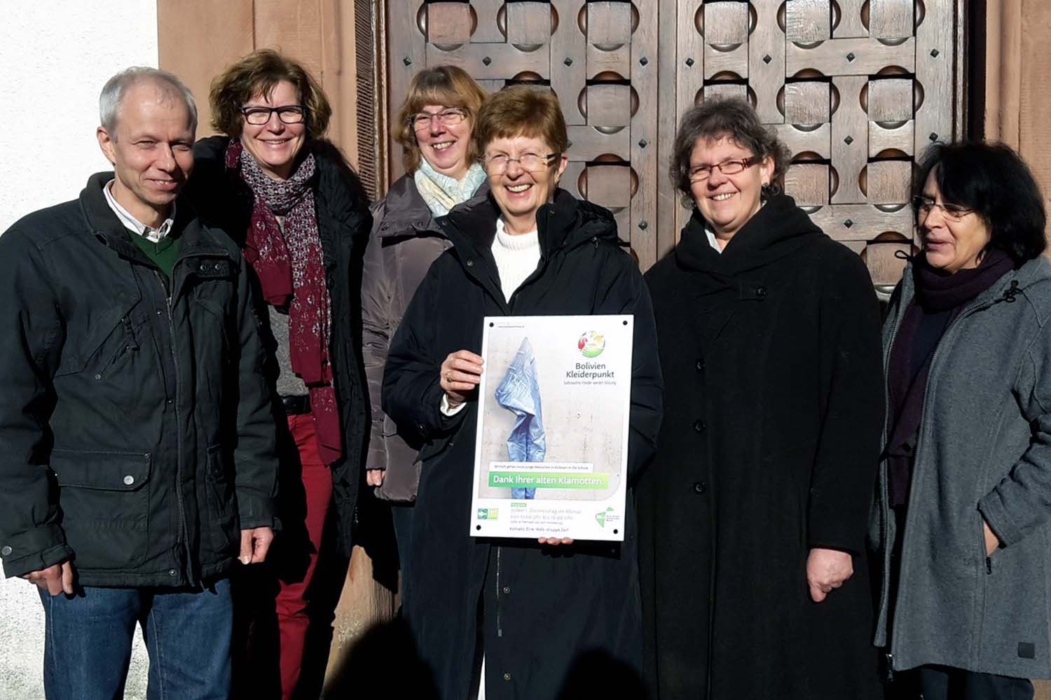 Ein neues Schild für den Kleiderpunkt: Matthias Pohlmann (links) bedankte sich für das Engagement.
