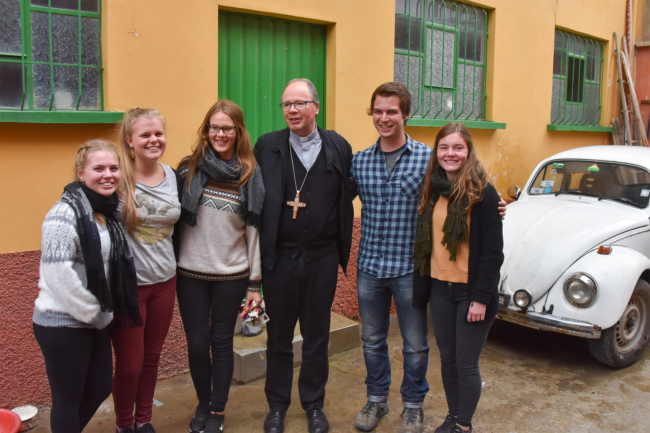 Bischof Stephan zusammen mit Freiwilligen aus dem Bistum, die in Bolivien ihren Friedensdienst leisten.