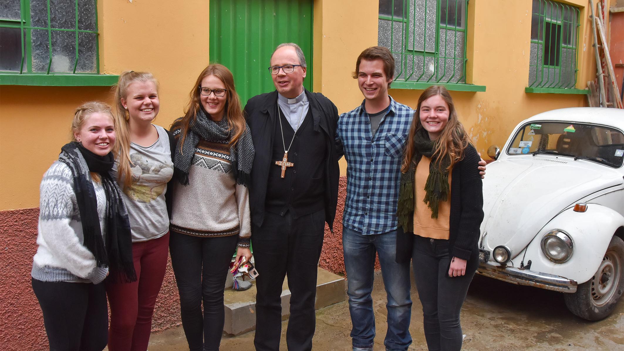 Bischof Stephan zusammen mit Freiwilligen aus dem Bistum, die in Bolivien ihren Friedensdienst leisten.