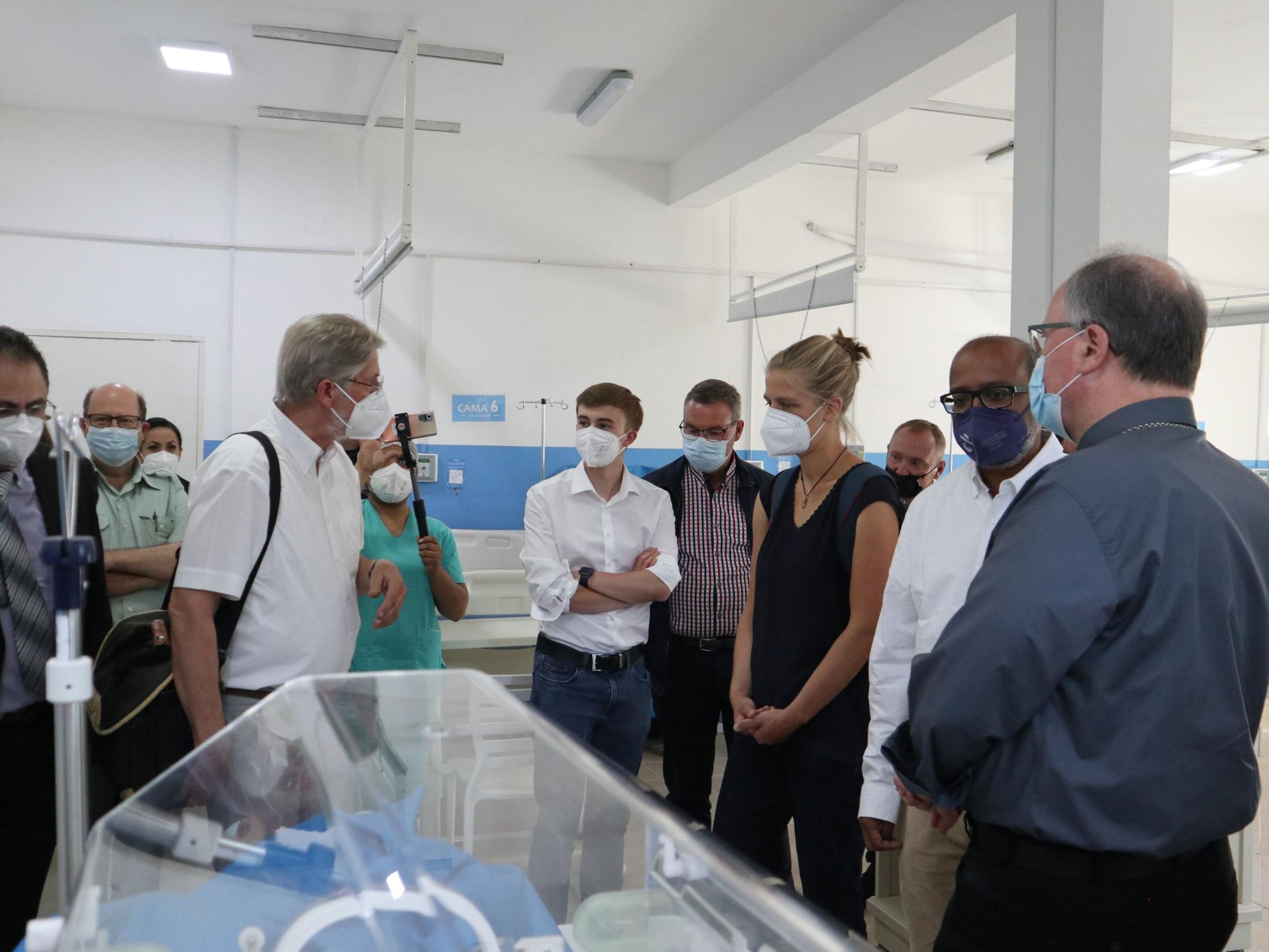 Besuch des Krankenhauses Catolica in Santa Cruz; rechts Bischof Ackermann (Fotos: Julia Fröder/Bistum Trier)