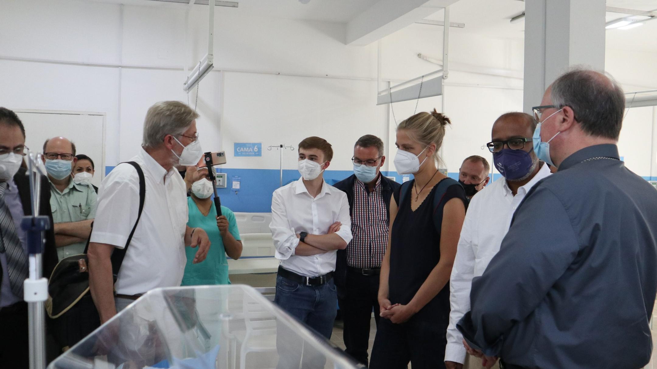 Besuch des Krankenhauses Catolica in Santa Cruz; rechts Bischof Ackermann (Fotos: Julia Fröder/Bistum Trier)