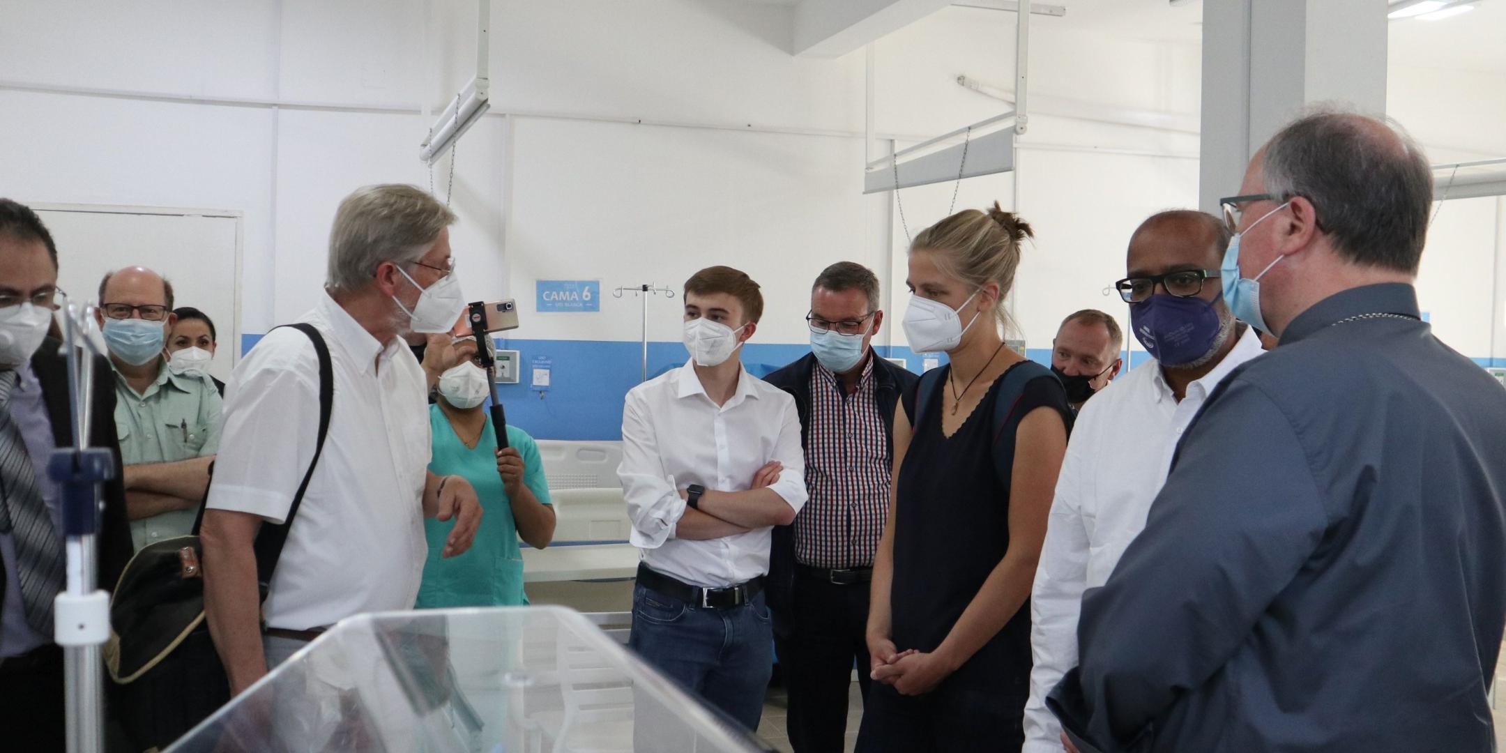 Besuch des Krankenhauses Catolica in Santa Cruz; rechts Bischof Ackermann (Fotos: Julia Fröder/Bistum Trier)