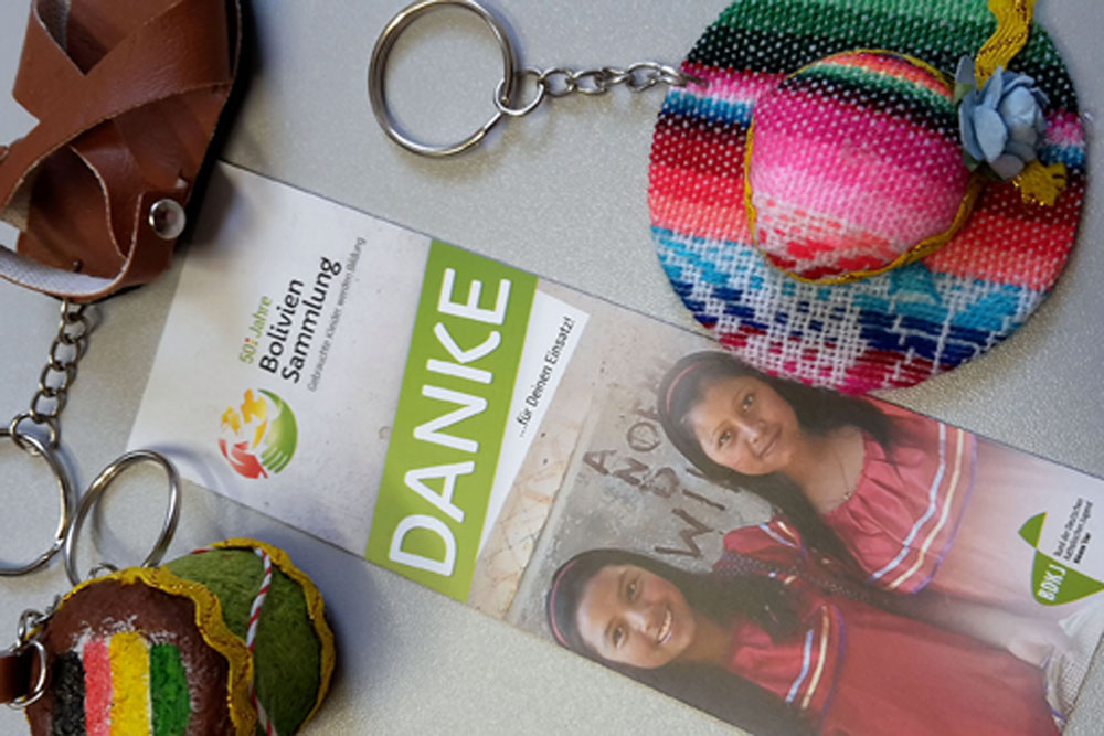 Selbstgebastelte Schlüsselanhänger als kleines Dankeschön aus Bolivien für die vielen ehrenamtlichen Helferinnen und Helfer der Boliviensammlung.