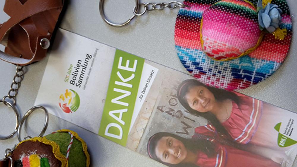 Selbstgebastelte Schlüsselanhänger als kleines Dankeschön aus Bolivien für die vielen ehrenamtlichen Helferinnen und Helfer der Boliviensammlung.