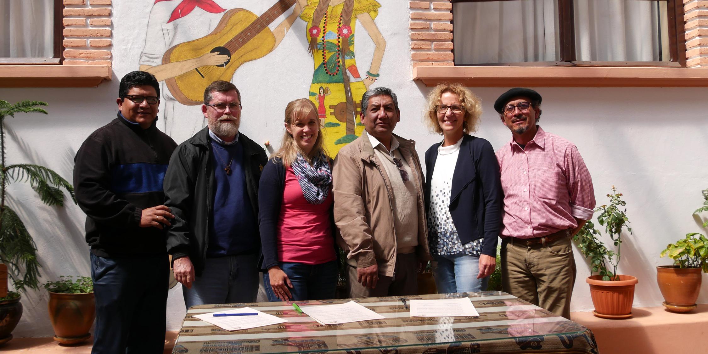 Jamil Campero (Präsident des Direktoriums der Stiftung), Pfr. Cristóbal Mikolajetz (Stiftungsvertreter des Erzbistums Sucre), Susanne Kiefer, (BDKJ-Diözesanvorsitzende), Juan Carlos Arancibia (Stiftungsvertreter des Erzbistums Sucre), Irene Jötten (BDKJ-Bildungsreferentin) und Ader Barrón (Geschäftsführer der Stiftung)