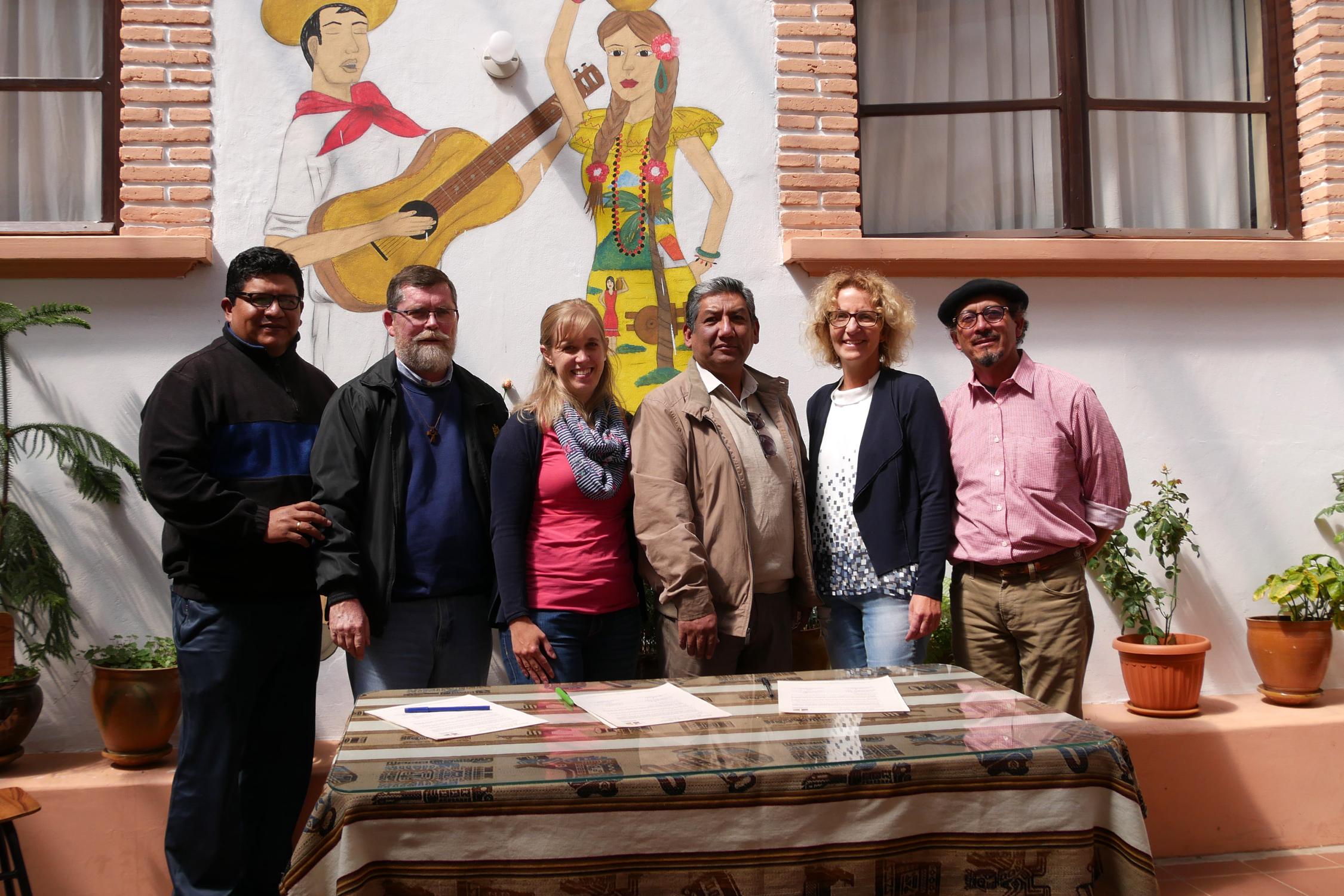 Jamil Campero (Präsident des Direktoriums der Stiftung), Pfr. Cristóbal Mikolajetz (Stiftungsvertreter des Erzbistums Sucre), Susanne Kiefer, (BDKJ-Diözesanvorsitzende), Juan Carlos Arancibia (Stiftungsvertreter des Erzbistums Sucre), Irene Jötten (BDKJ-Bildungsreferentin) und Ader Barrón (Geschäftsführer der Stiftung)