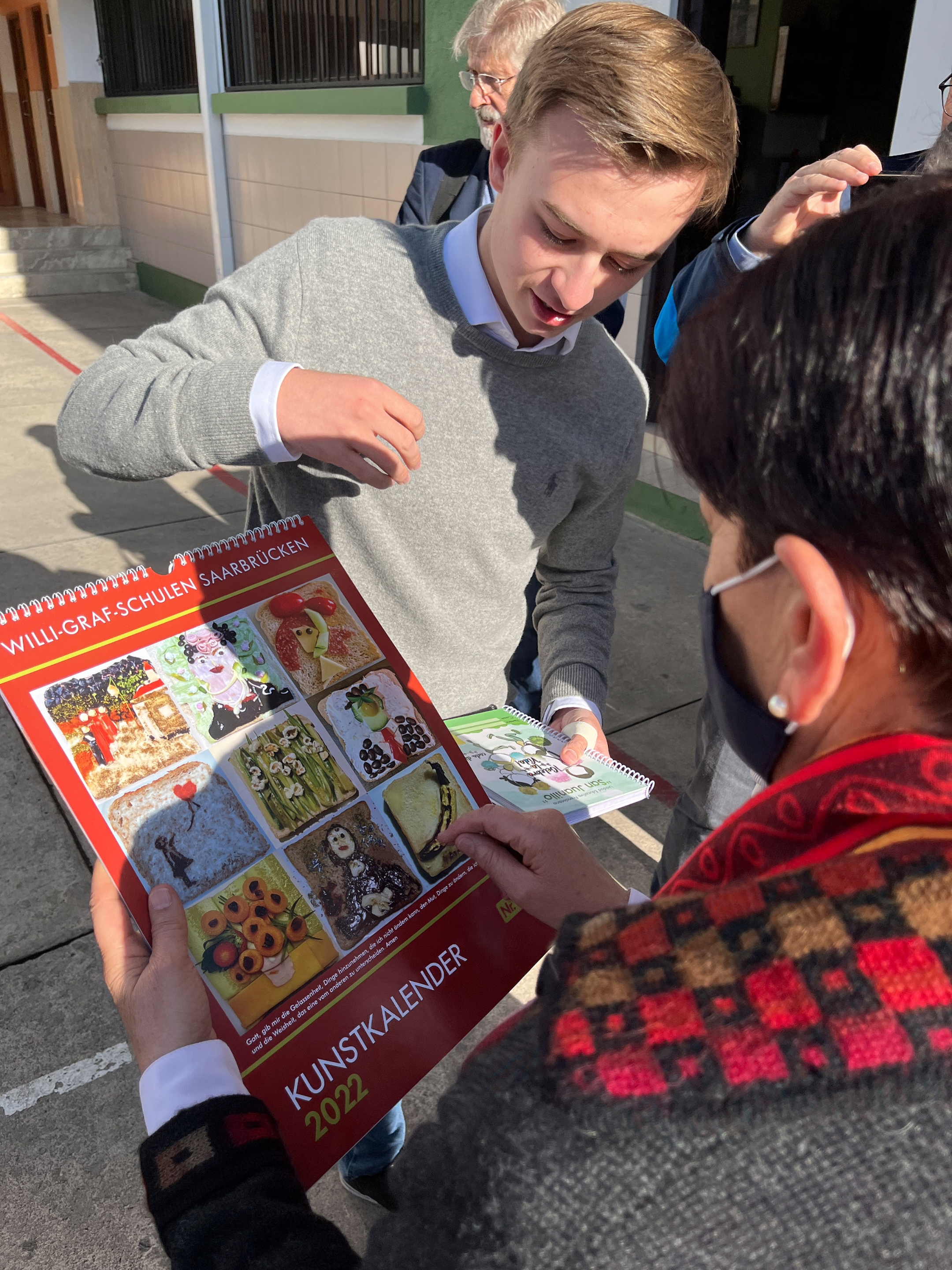 David Müller übergibt der Direktorin ein Geschenk
