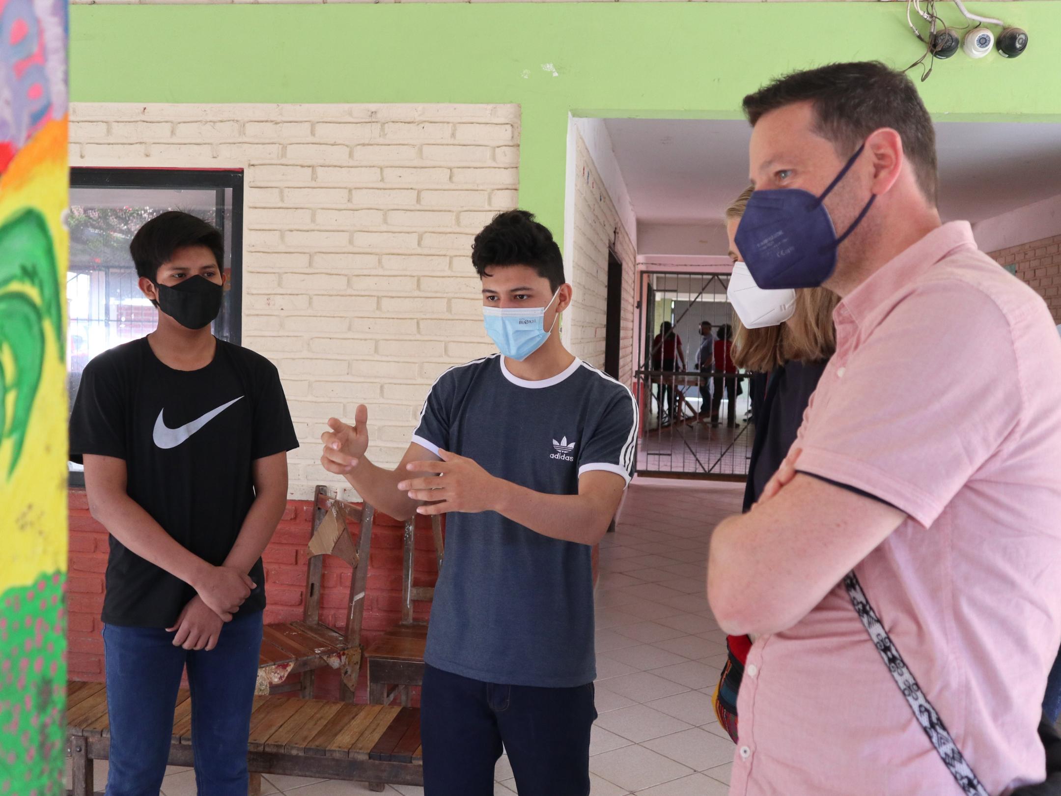 Im Gespräch mit Jugendlichen (Foto: J. Fröder/Bistum Trier)