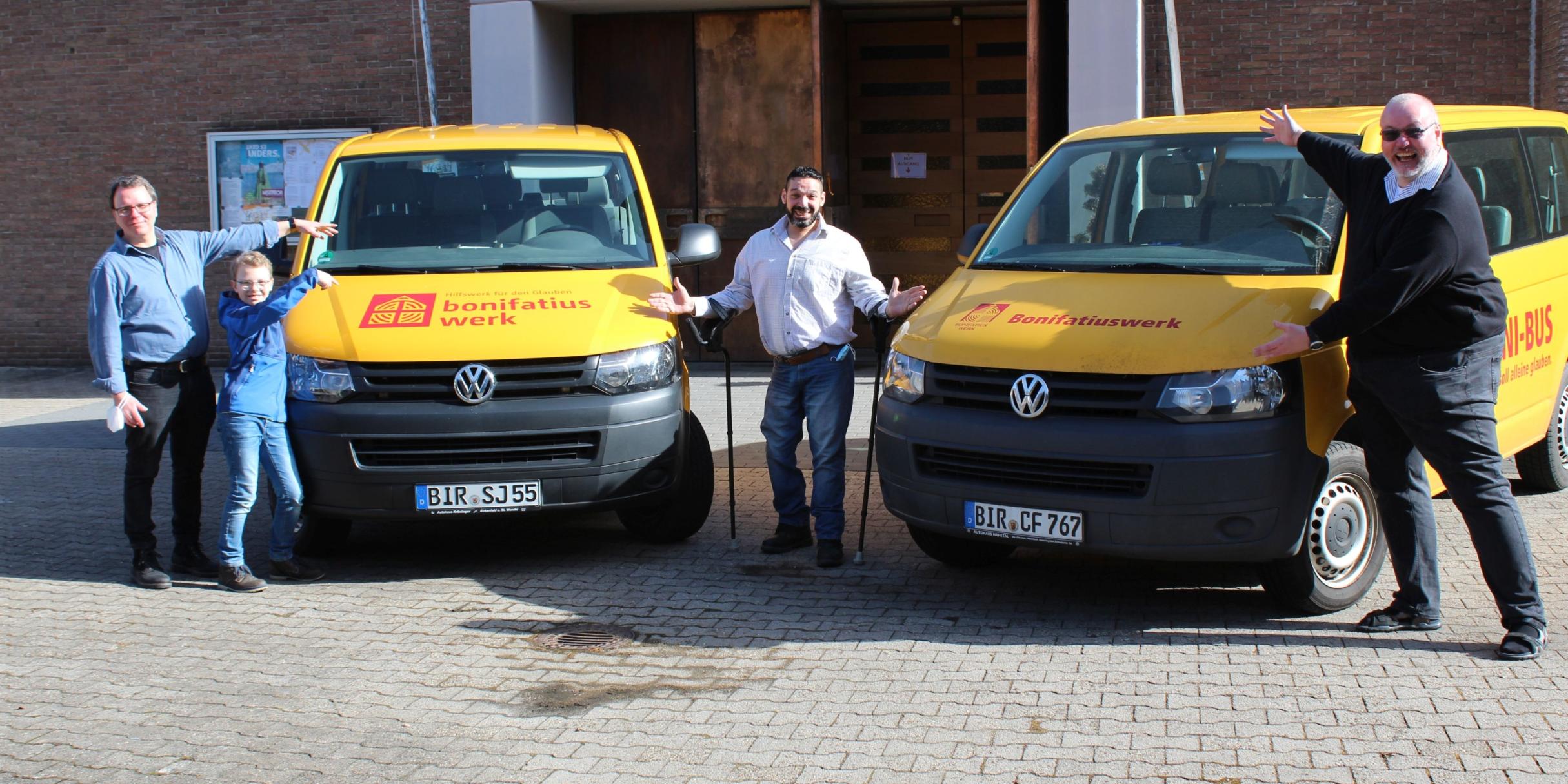 Freuen sich auf den Einsatz der Boni-Busse: Pastoralreferent Claus Wettmann mit Sohn, Ibrahim Nassar vom Caritasverband, Pfarrer Peter Sens (v. links). Foto: Peter Munkes