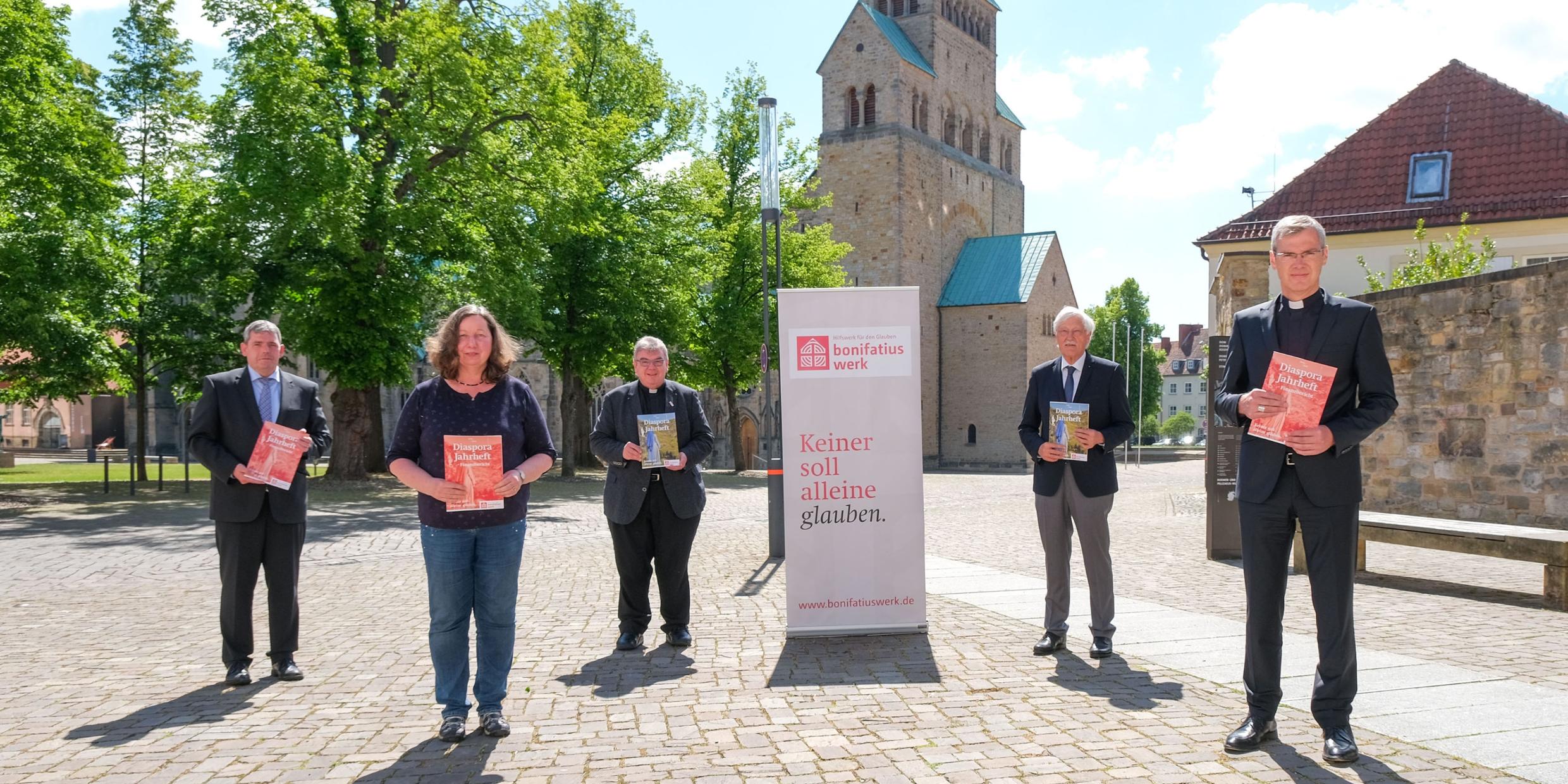 Von Links: Ingo Imenkämper (Geschäftsführer Bonifatiuswerk), Christiane Milewsky (Diözesan-Bonifatiuswerk im Bistum Hildesheim), Monsignore Georg Austen (Hauptgeschäftsführer Bonifatiuswerk), Heinz Paus (Präsident Bonifatiuswerk) und Bischof Heiner Wilmer (Bistum Hildesheim). Foto: Christian Gossmann