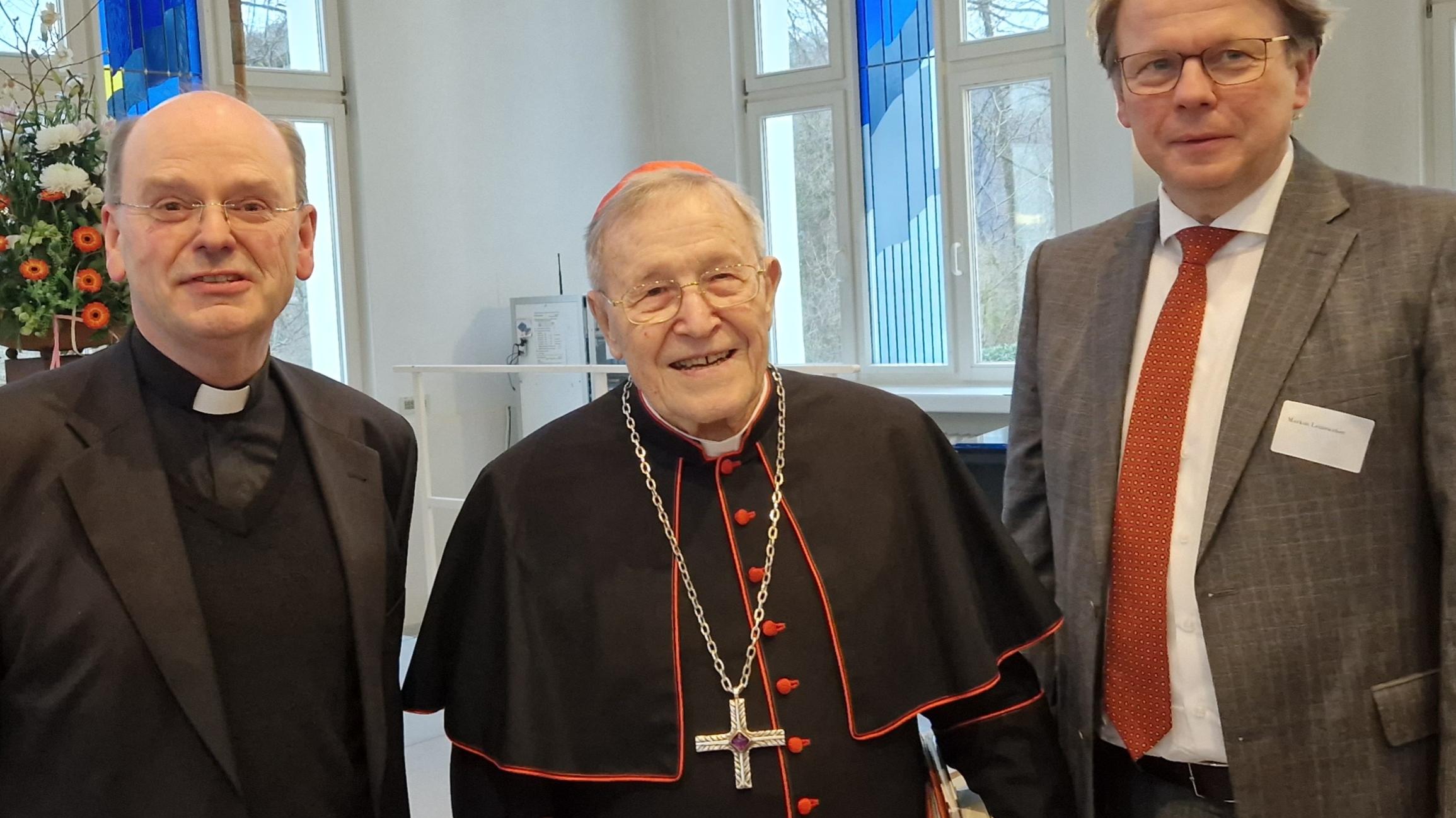 Weihbischof Brahm (links) und Markus Leineweber, Hausoberer des Krankenhauses der Barmherzigen Brüder Trier (rechts) gratulieren Kardinal Kasper.