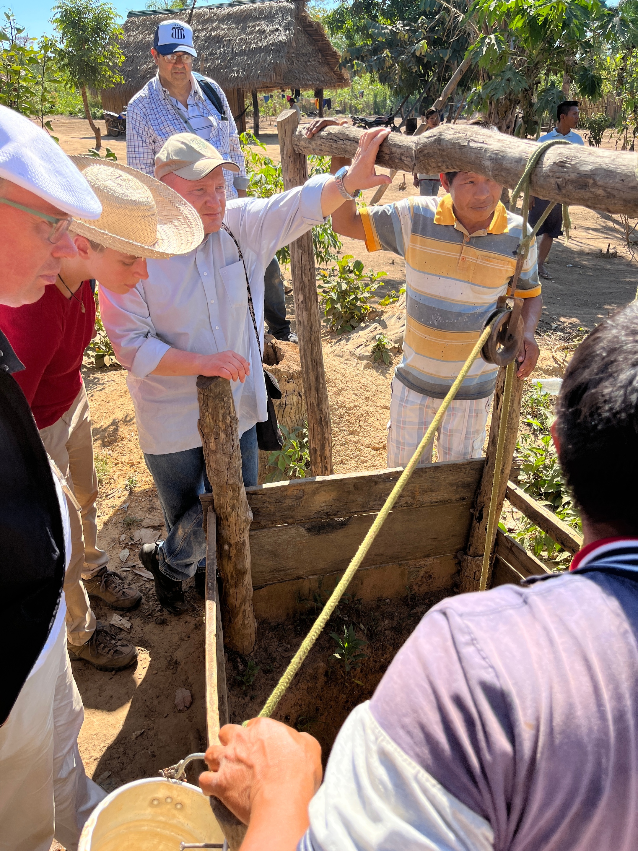 Die Caritas hilft indigenen Gemeinden im Amazonasgebiet (hier Las Petas) beim Anlegen von Brunnen.