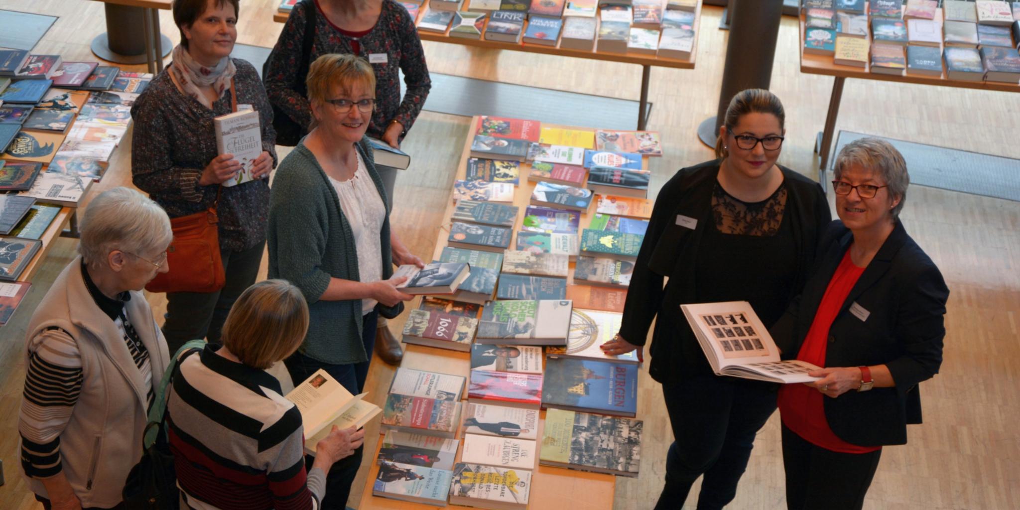 Blick ins neueste Bücherangebot: Ute Reifrath (hinten von links), Christine Böhme und Sabine Otterbach vom Team der KÖB Niederfischbach sowie Özden Baran von der EKZ (2. von rechts) und Dorothee Steuer (rechts) von der Büchereiarbeit Bistum Trier.