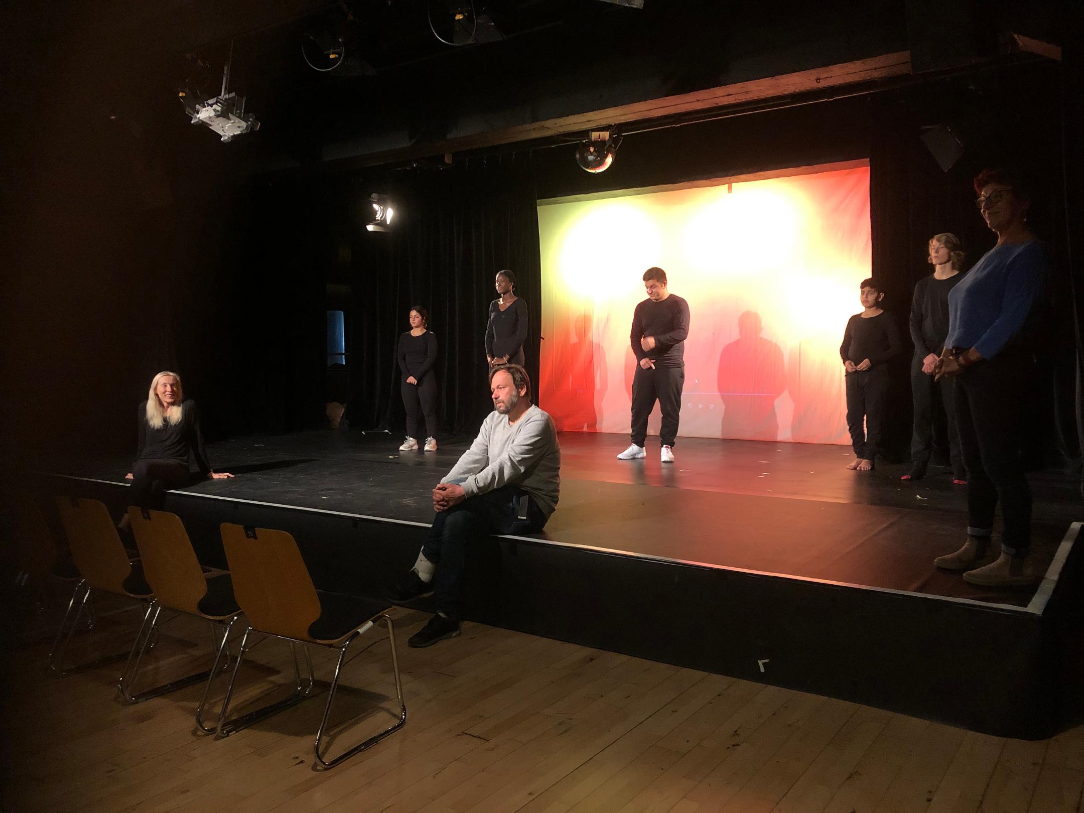 Das Ensemble gemeinsam mit Monika Wender (links) und Karsten Müller (vorne). (Foto: Inge Hülpes/Bistum Trier)