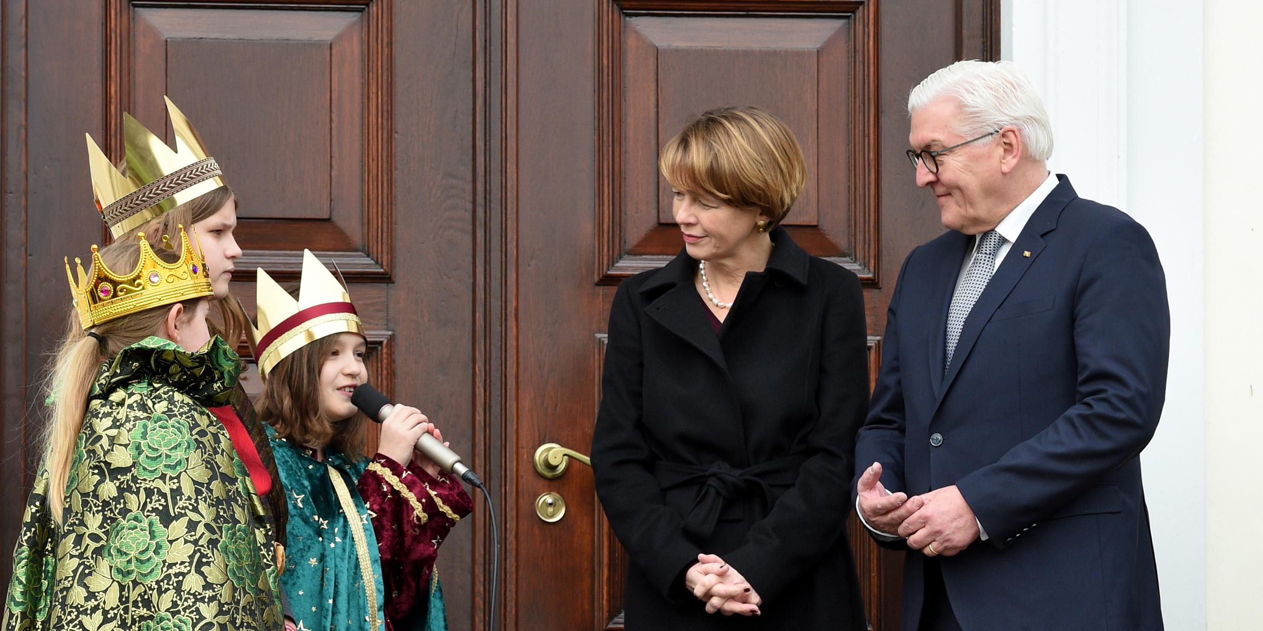 Frank-Walter Steinmeier und Elke Büdenbender begrüßen Darleen, Maren und Selma, die den Segen anschreiben