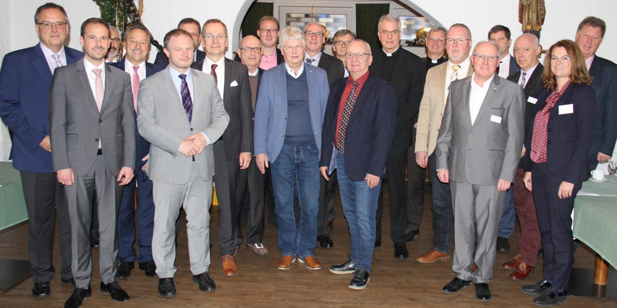 Die Bürgermeister aus der Region sowie Weihbischof Jörg Michael Peters, Generalvikar Dr. Ulrich Graf von Plettenberg und Simone Thiel, Leiterin des Arbeitsbereichs Politik.