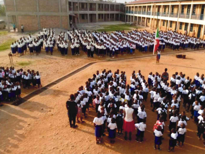 Schülerinnen und Schüler in Bujumbura/Burundi vor dem Schulneubau. Foto: Prälat Hoffmann