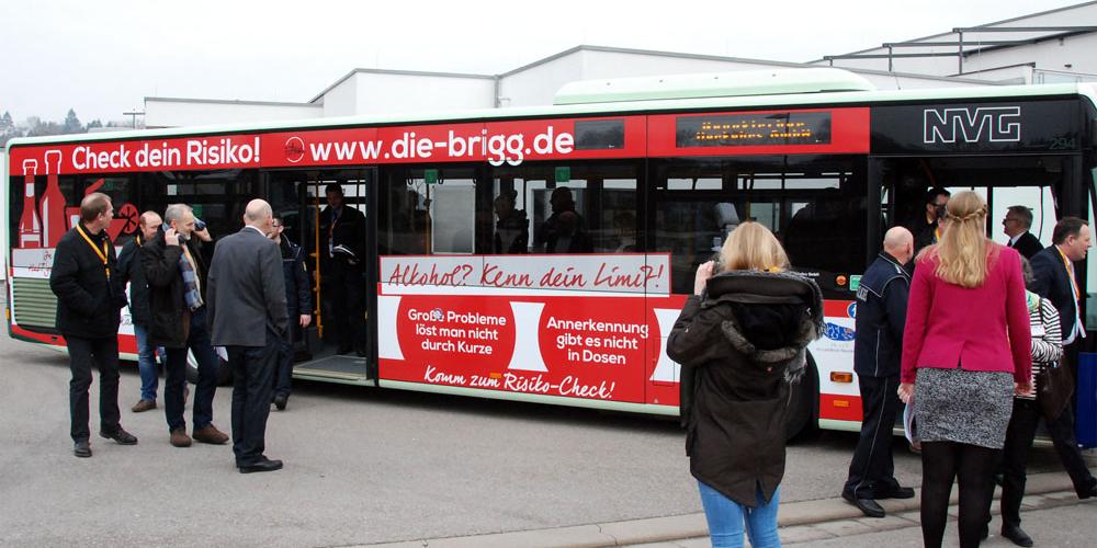 Großes Interesse bei der Vorstellung des Busses