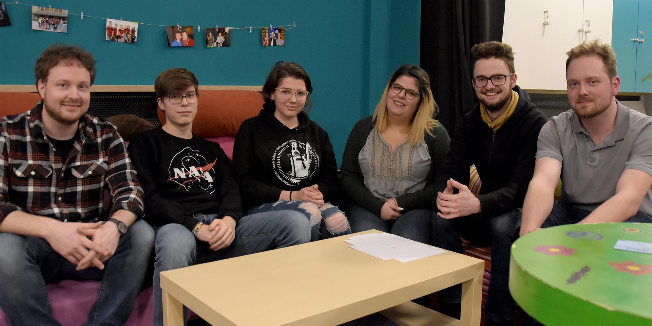 v.l.: Maximilian, Frederick, Sophie, Hannan, Sebastian und Chris in einer der Sofa-Ecken im Café Exodus.