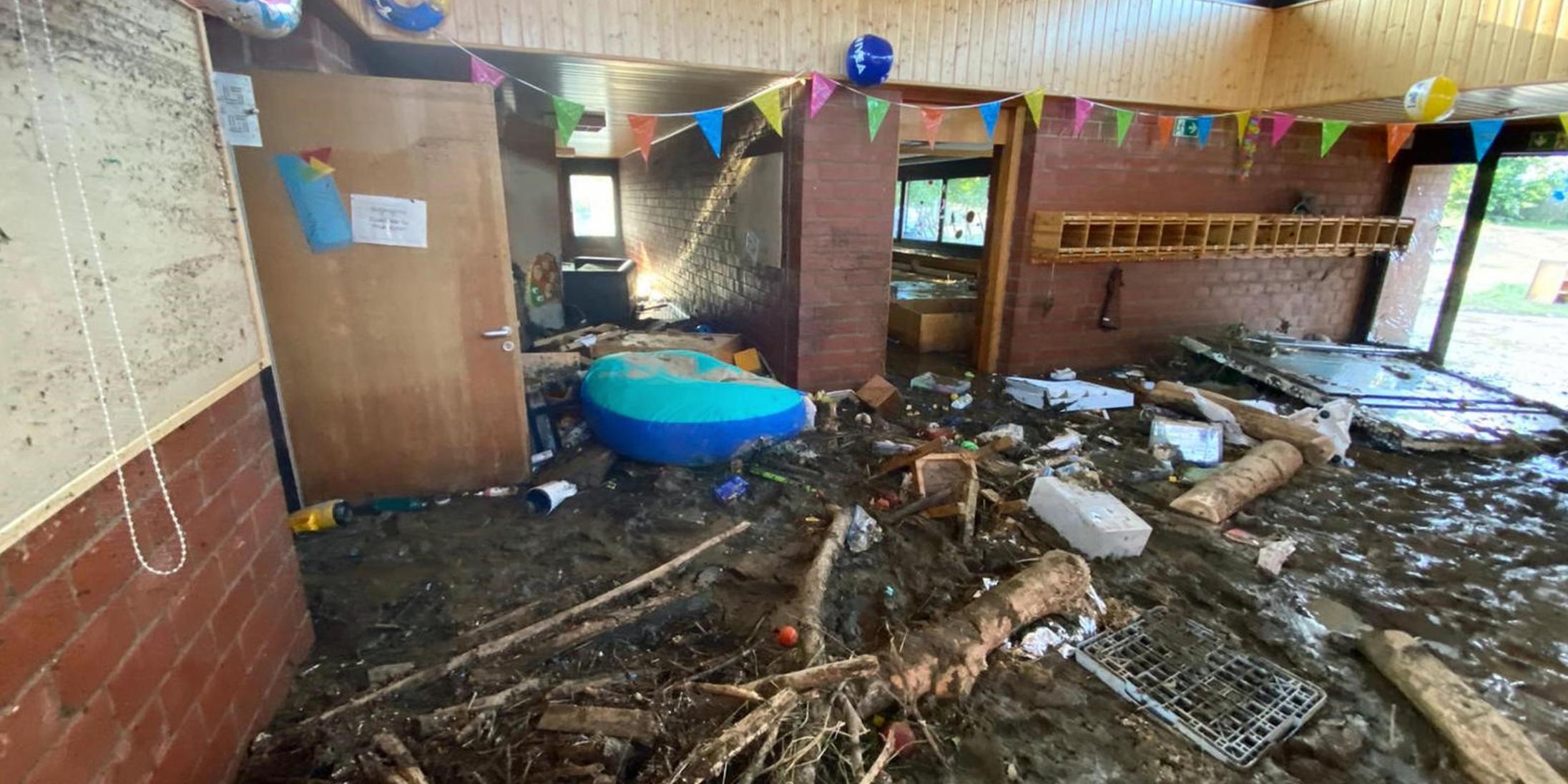 Das eingeschossige Gebäude wurde bis kurz unterhalb der Decke vom Hochwasser geflutet. Fotos: privat