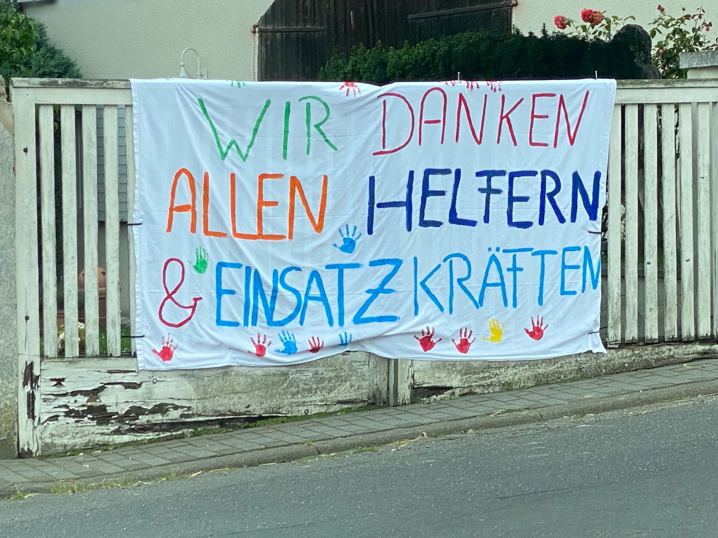 Das Gemeinschaftsgefühl unter allen engagierten Menschen ist unbeschreiblich – Betroffene und Helfer arbeiten Hand in Hand.