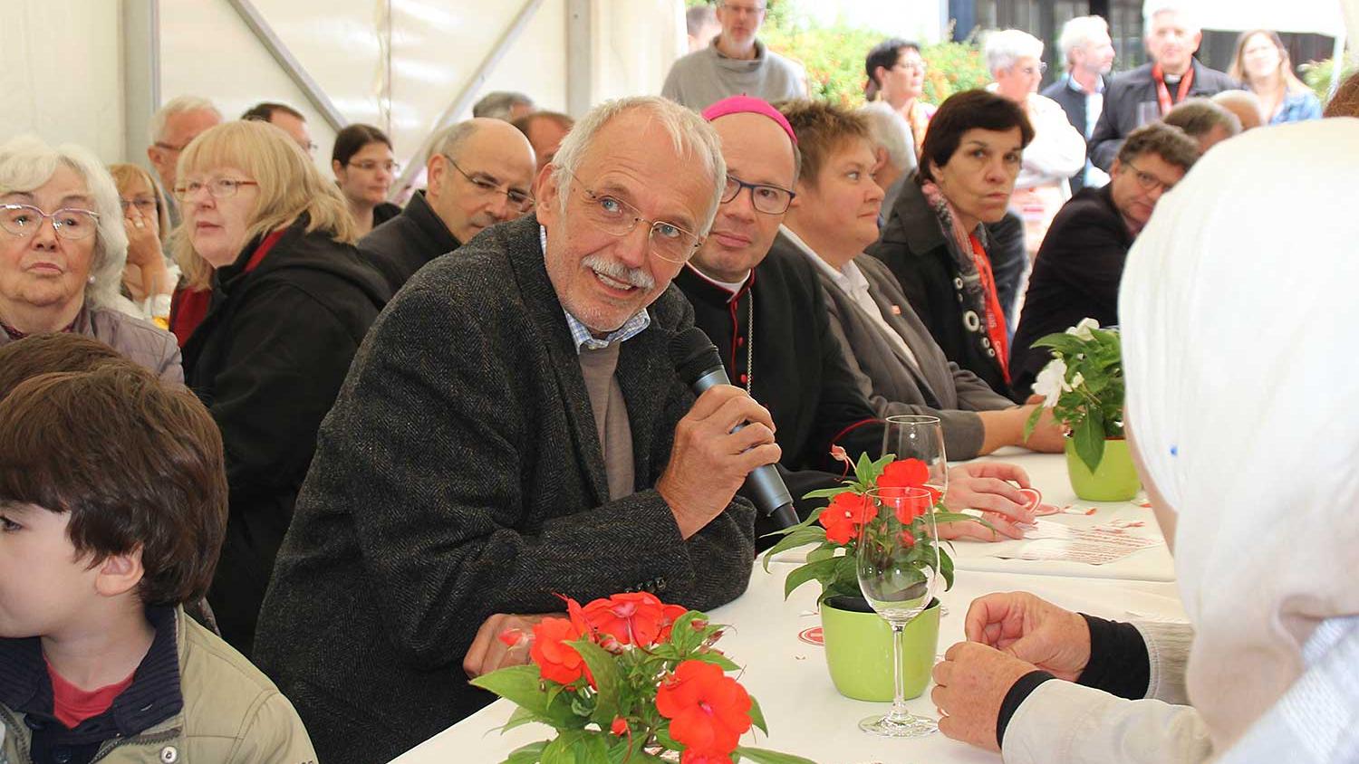 Bunt gemischtes Publikum im Festzelt