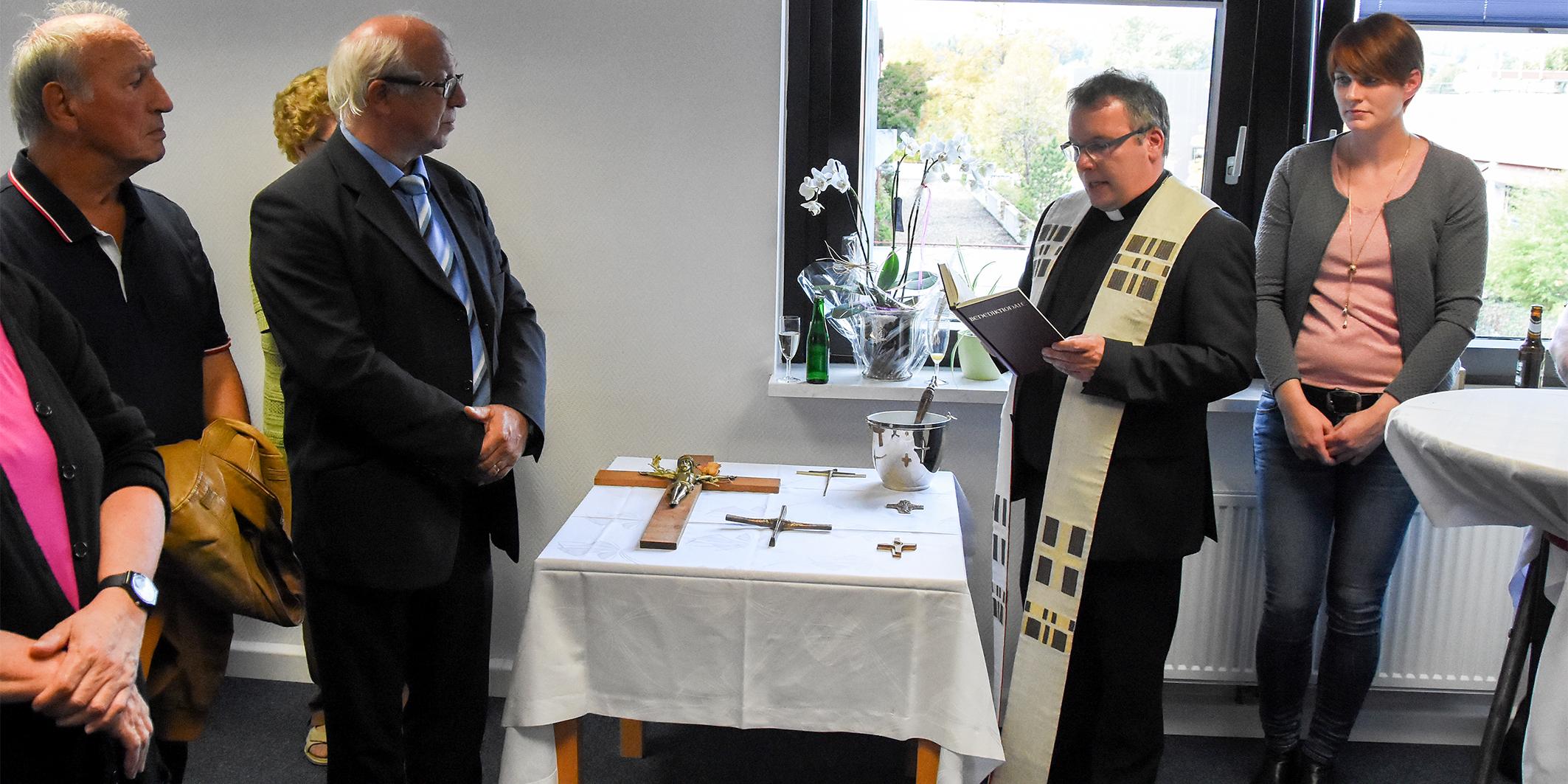 Pfarrer Hermann Zangerle bei der Segnung der Kreuze zusammen mit Pflegedienstleiterin Judith Thiel (rechts) und Hermann-Josef Niehren (links), Direktor des Caritasverbandes Saar-Hochwald