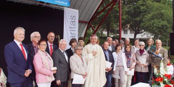 Weihbischof Gebert feierte mit vielen haupt- und ehrenamtlichen Mitarbeitern und Gästen einen Open-Air Gottesdienst auf der Prümer Sommerwiese.