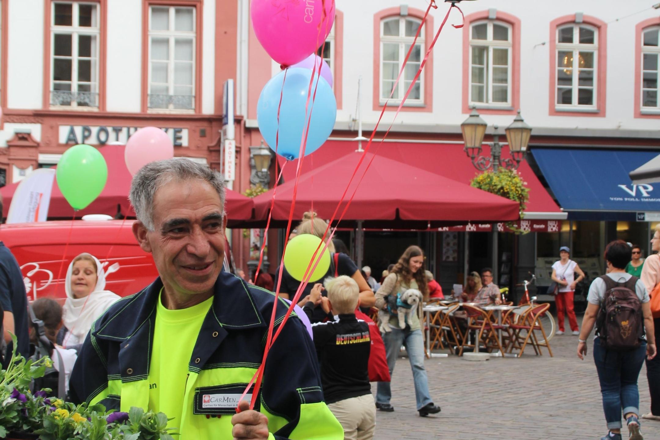 Ein Mitarbeiter der Caritas beim Begegnungsfest.