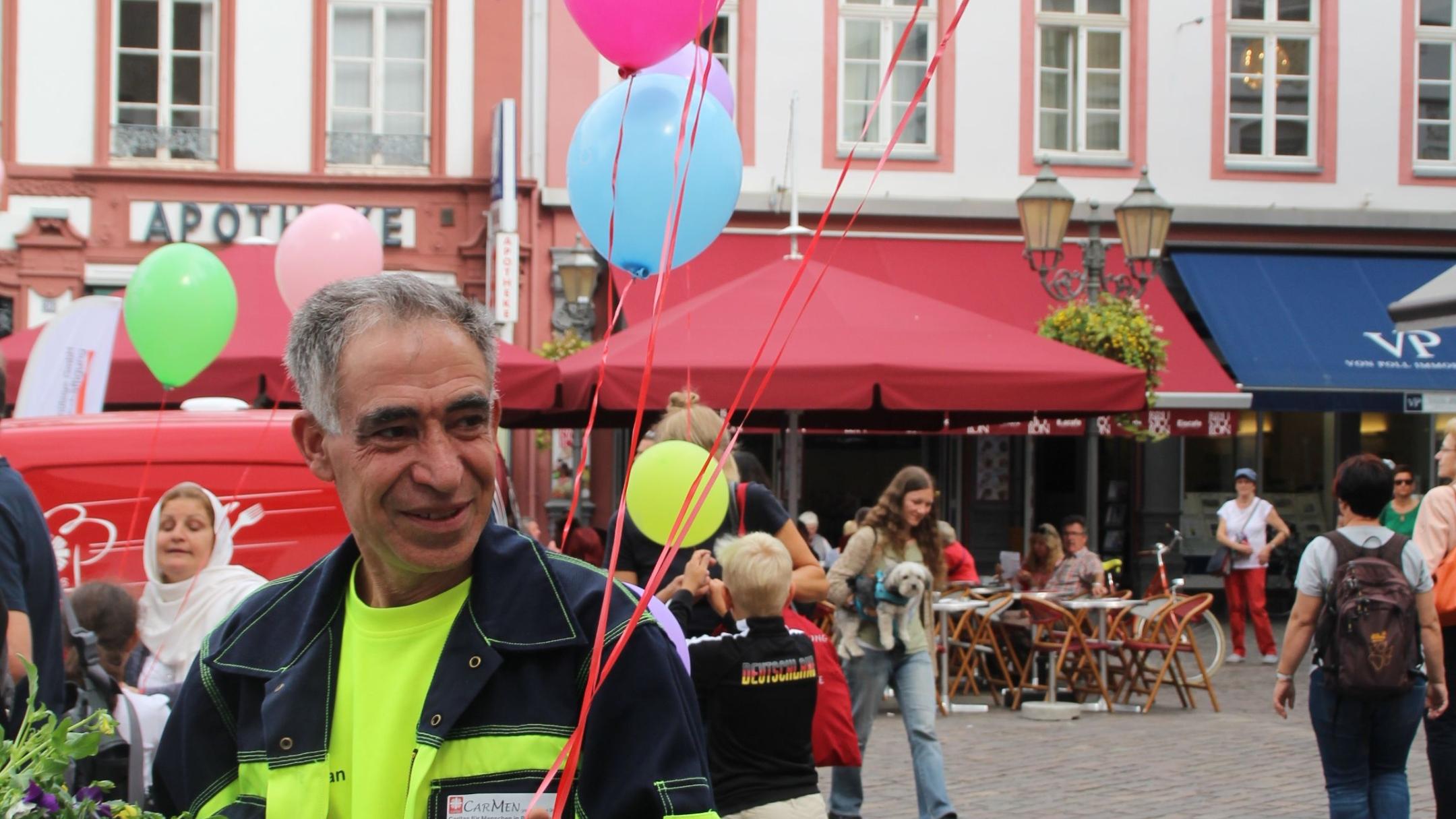 Ein Mitarbeiter der Caritas beim Begegnungsfest.