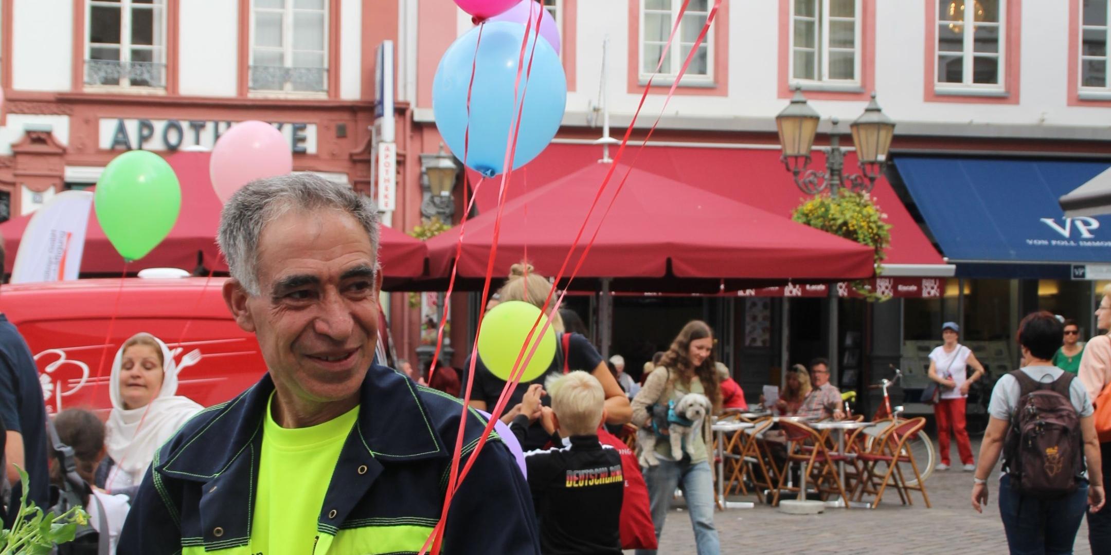 Ein Mitarbeiter der Caritas beim Begegnungsfest.