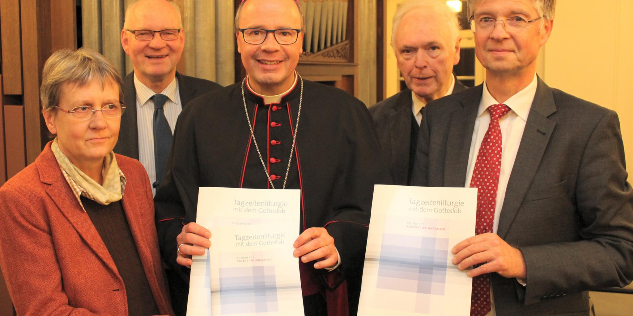 Bei der Übergabe in Mainz durch (v.l.n.r.) Regionalkantorin Mechthild Bitsch-Molitor als Leiterin der Redaktionsgruppe, den Mainzer Diözesankirchenmusikdirektor Thomas Drescher, ACV-Präsident Monsignore Wolfgang Bretschneider sowie den AGÄR-Vorsitzenden und Freiburger Diözesankirchenmusikdirektor Godehard Weithoff.