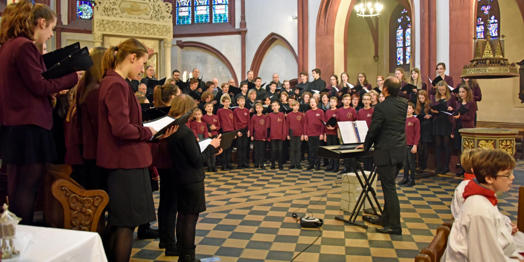 Die Sängerinnen und Sänger mit Regionalkantor Manfred Faig