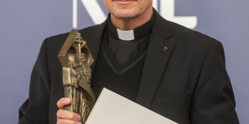 Christian Hartl, Renovabis-Hauptgeschäftsführer nahm die Auszeichnung für die katholische Solidaritätsaktion entgegen. (Foto: Thomasz Koryszko, Renovabis)