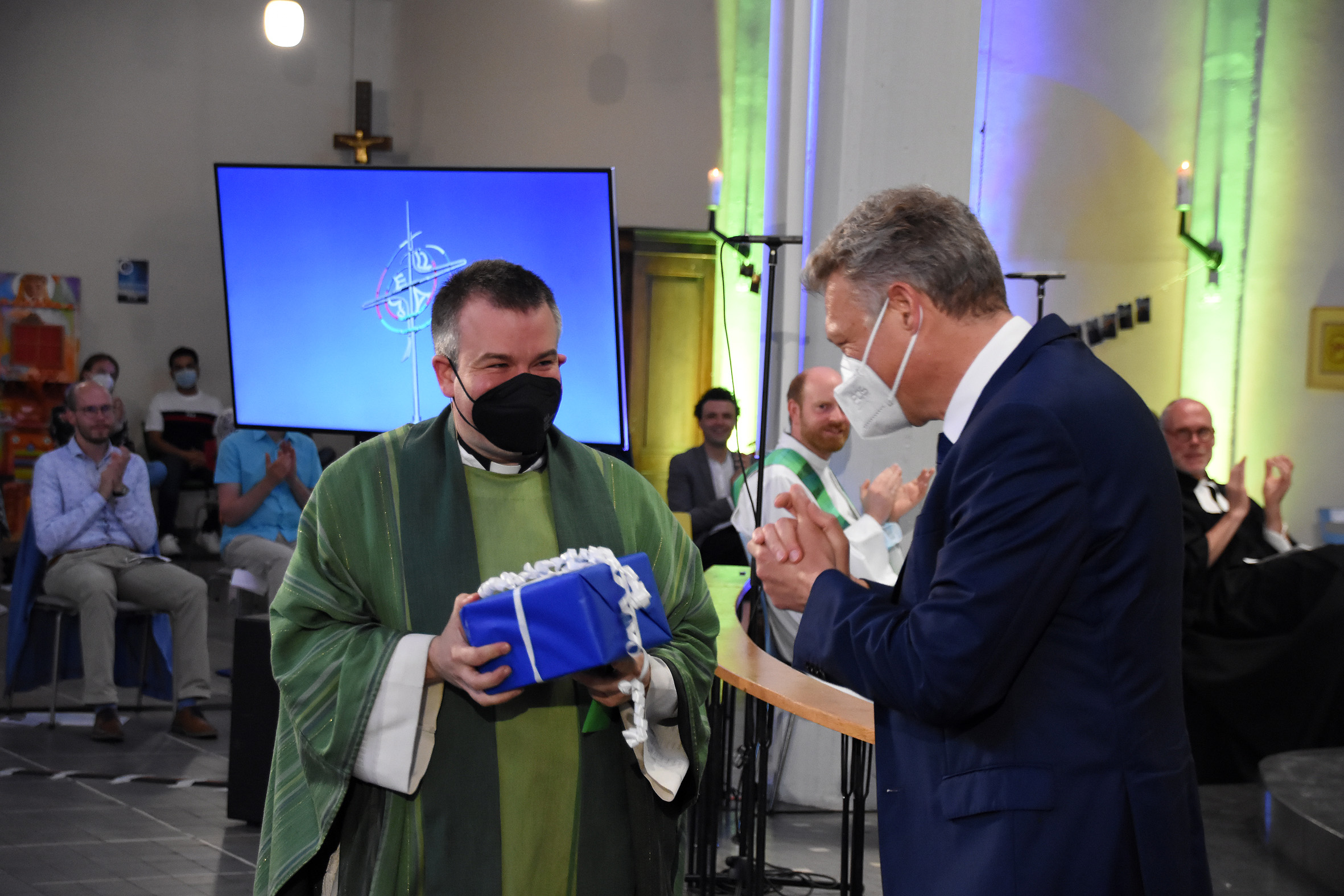 Lantagspräsident Stephan Toscani überreicht Christian Heinz ein Abschiedsgeschenk Foto: Hans-Georg Schneider