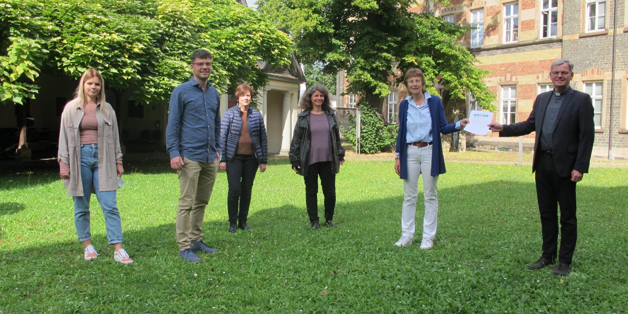 Zwölf Forderung für eine klimagerechte Kirche überreicht von Louisa Kappes, Katholische Junge Gemeinde (KJG) Trier, Matthias Becker, BDKJ-Diözesanvorsitzende, Elisabeth Hoffmann-Fox, Bundesfreiwillige, Charlotte Kleinwächter, Klimaschutzmanagerin des Bistums und Brigitte Karpstein an Generalvikar Dr. Ulrich Graf von Plettenberg (von links)
