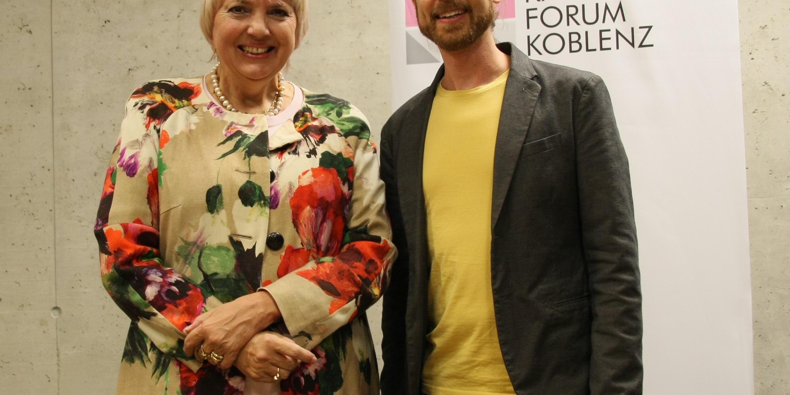 Claudia Roth mit dem Leiter der Katholischen Erwachsenenbildung in Koblenz, Daniel Steiger