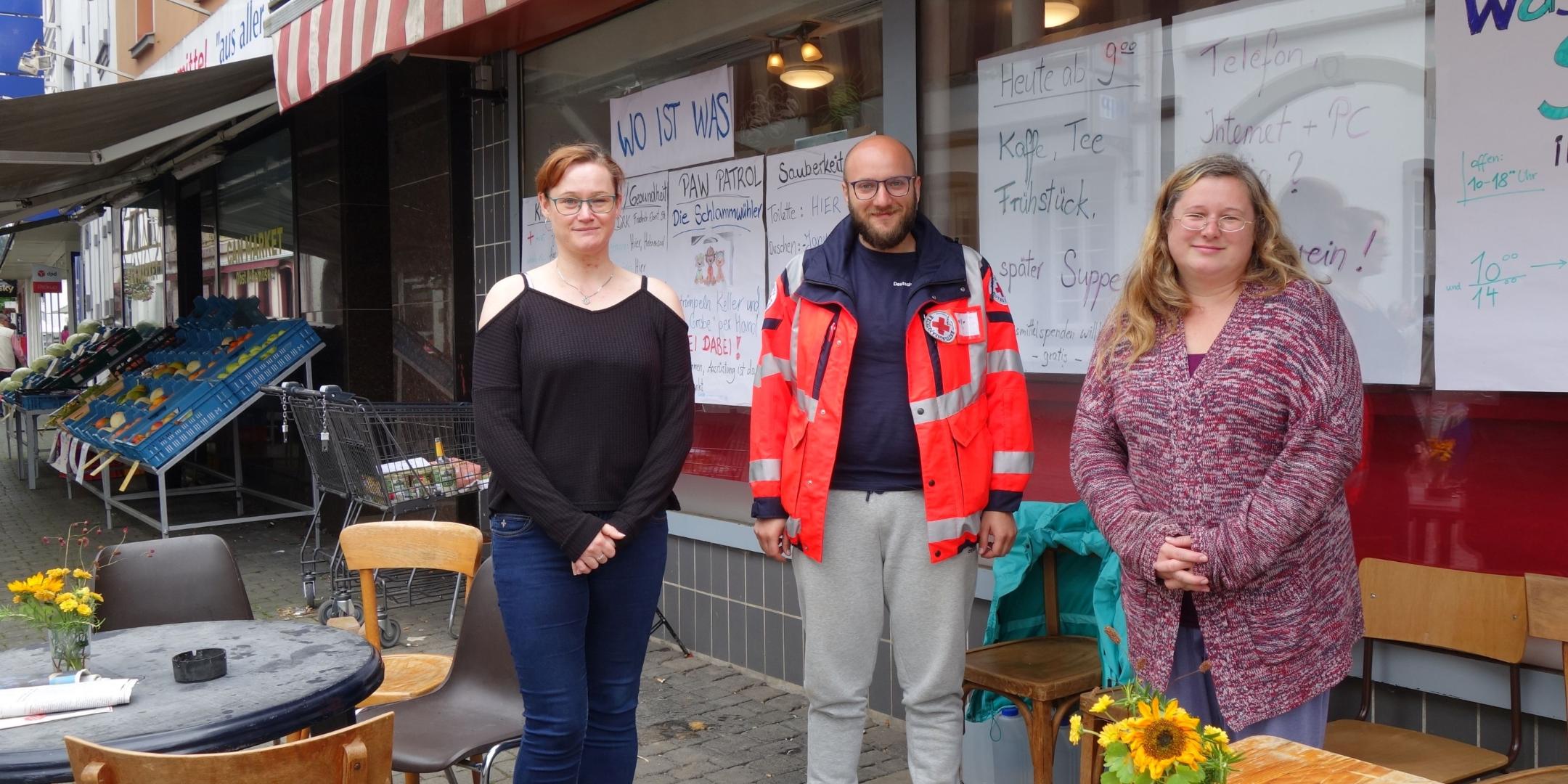 Melanie Brücken (rechts) und Jenny Fleischer haben ihren Co-Working-Space für Betroffene und Helfer geöffnet. In der Bildmitte Anas Alakkad, ehrenamtlicher Rettungssanitäter beim DRK (Foto: J. Fröder/Bistum Trier)
