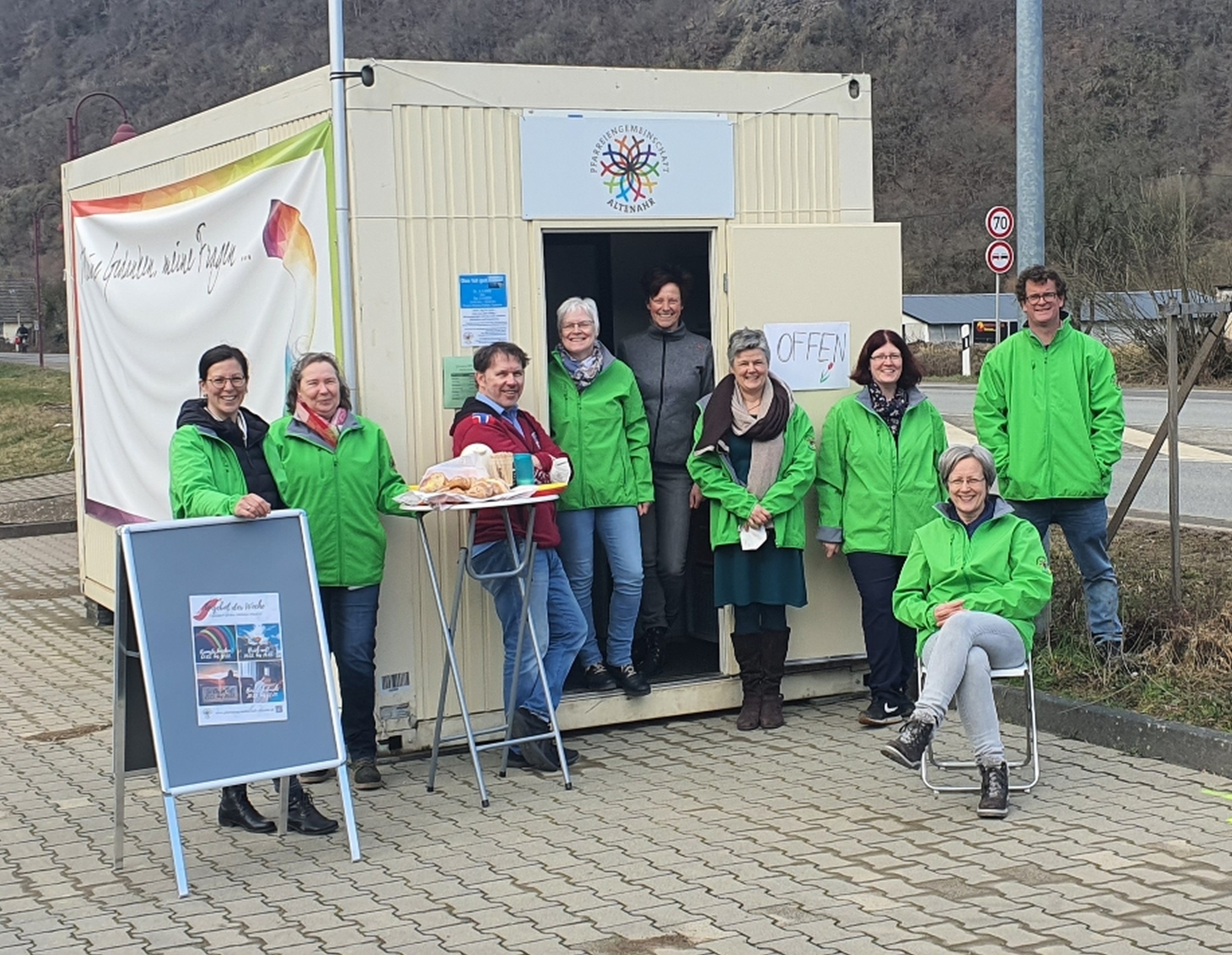 Das Team des Seelsorgecontainers (v. links): Stefanie Marhöfer (Pfarrsekretärin), Elisabeth Hauröder (Pastoralreferentin), Markus Annen (Pastoralreferent), Ursula Häger und Ria Müller (beide Pfarrsekretärinnen), Sabine Gilles und Manuela Kremer-Breuer (beide Gemeindereferentinnen), Pastoralreferent Oliver Serwas (Missionarisches Team des Bistums Trier) und sitzend: Martina Gilles (Gemeindereferentin). Es fehlt Pfarrer Axel Spiller. Foto: Axel SpillerArchivfoto: Axel Spiller