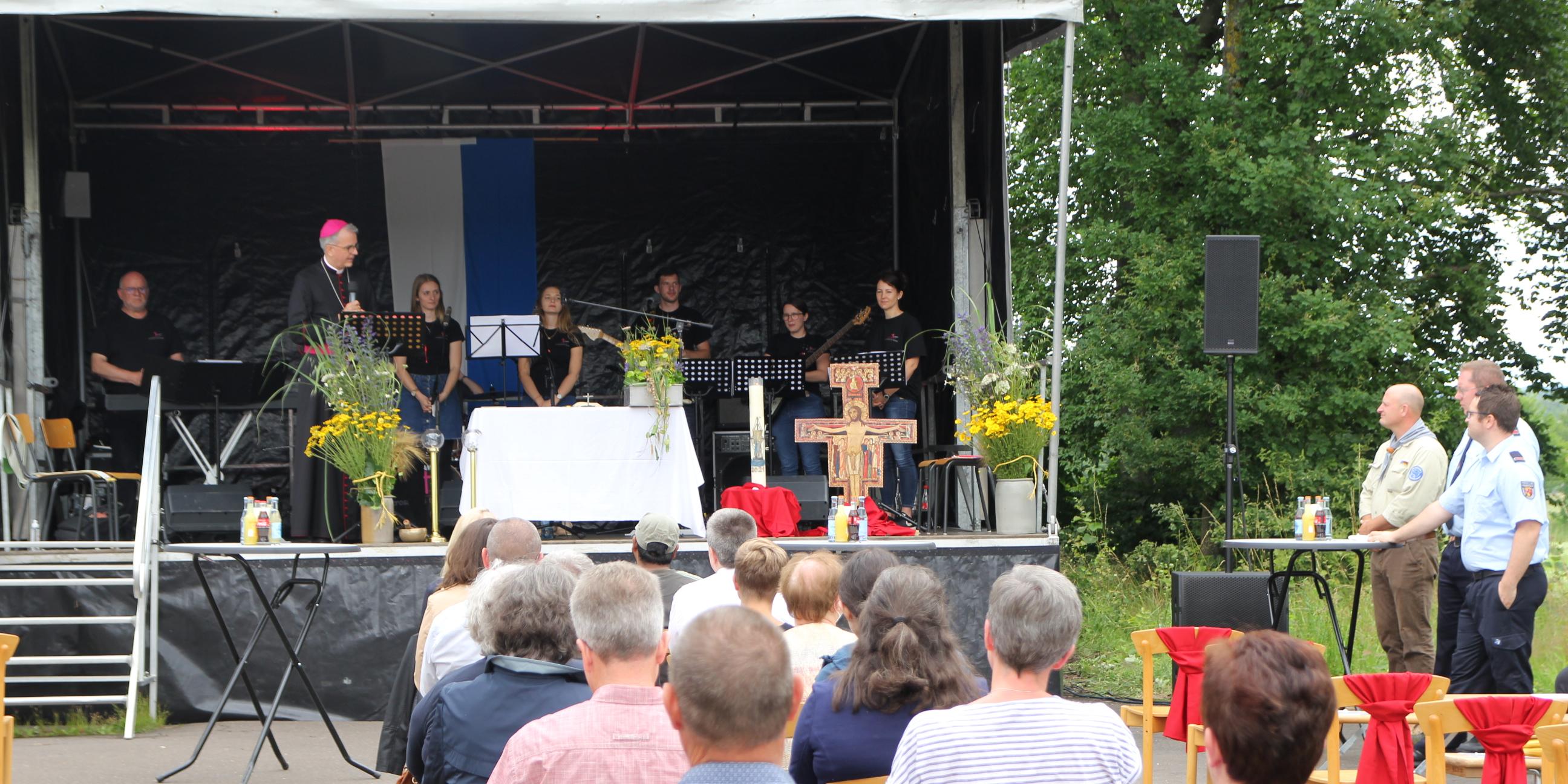 Weihbischof Jörg Michael Peters dankte den Vertretern der Feuerwehr und der DPSG Sohren für ihr rasches Handeln. Foto: Claudia Jörg