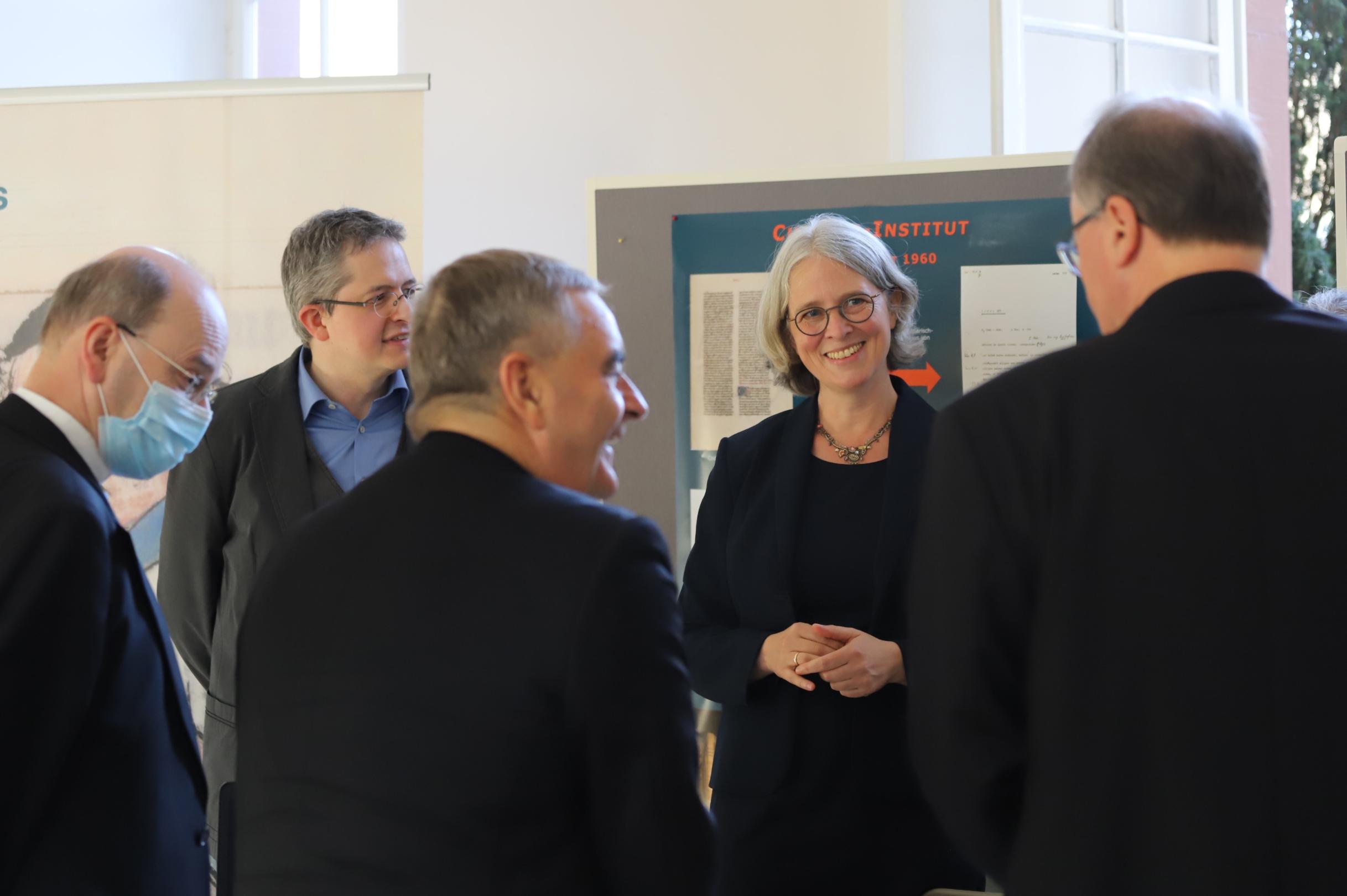 Die Leiterin des Cusanus-Instituts Prof. Petra Schulte und der Wissenschaftliche Mitarbeiter Dr. Marco Brösch (2.v.l.) im Gespräch mit Weihbischof Robert Brahm, Erzbischof Eterovic und Bischof Ackermann. (Foto: Inge Hülpes/Bistum Trier)